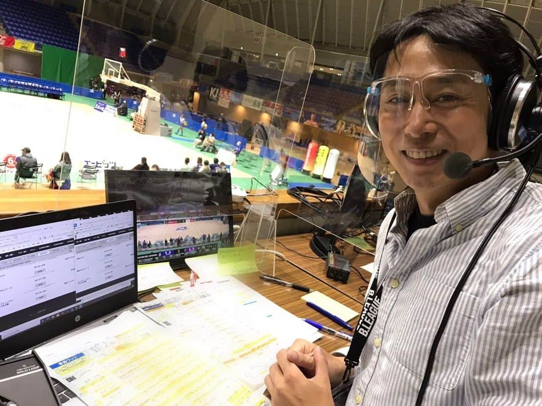 高橋裕二のインスタグラム：「今週は青森市でプロバスケットＢリーグの実況が３試合あります🏀  写真は10(水)に撮影したものです🎤 これは眼鏡をしているわけではなくて、“眼鏡で固定するタイプのフェイスシールド”です👓 スタッフ一同、感染対策をしっかりしながら臨んでいます！  きょう(土)、あす(日)は 「青森ワッツ🆚ファイティングイーグルス名古屋」の実況を担当するため、現在新幹線で移動中です🚅  スポーツ実況をしたくてアナウンサーになった私にとって、Ｂリーグや春高バレーが続く“秋〜春”は、スポーツに没頭できる夢のような季節です。  バスケット中継は 「バスケットLIVE」でご覧になれます。  #バスケットlive  #bリーグ  #青森ワッツ #ファイティングイーグルス名古屋 #fe名古屋  #マエダアリーナ  #実況  #めんこいテレビ  #アナウンサー  #高橋裕二」