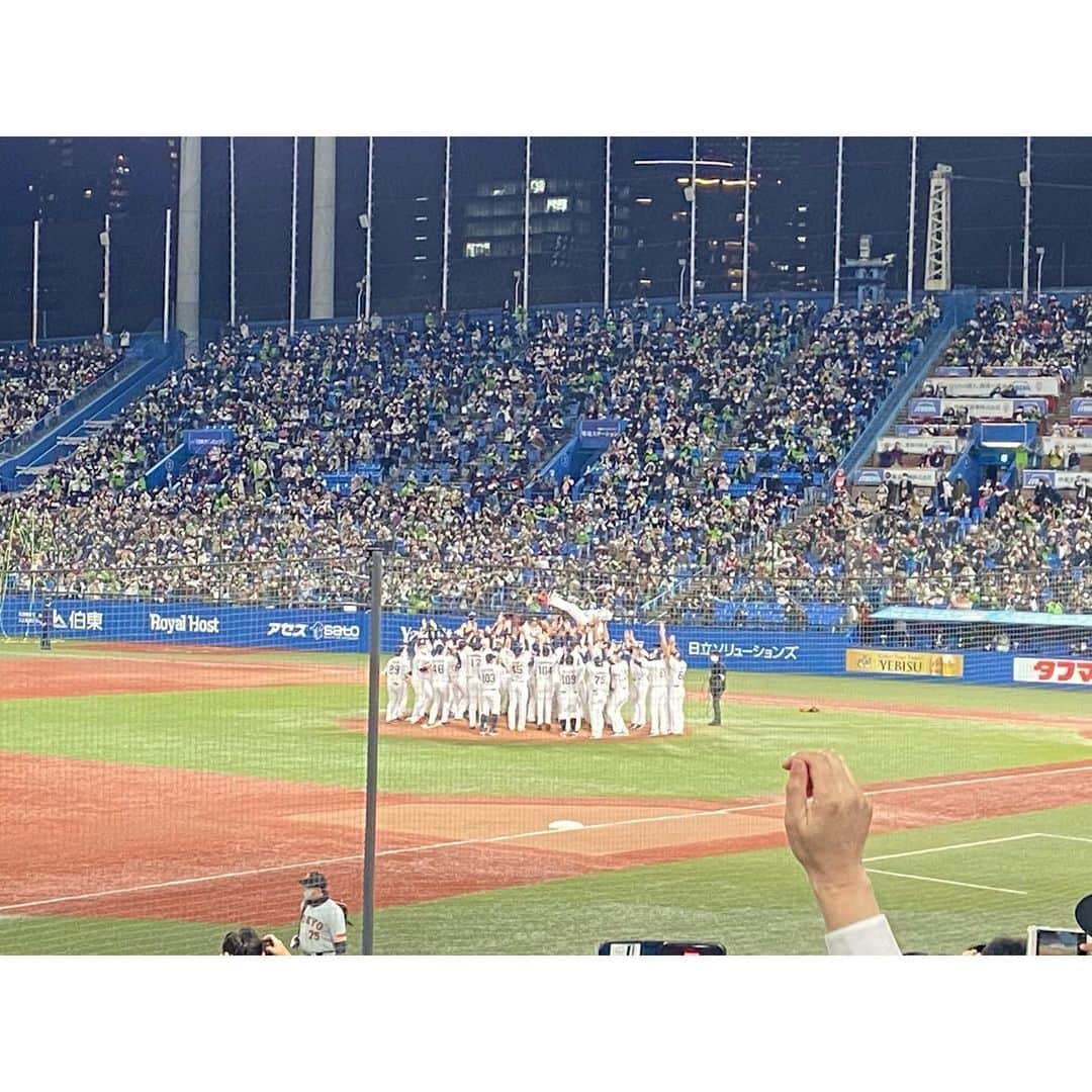 森遥香さんのインスタグラム写真 - (森遥香Instagram)「. 昨日は野球仲間の真野あゆみちゃんに セCSに連れて行ってもらいました！ まさか、優勝の瞬間に立ち会えるなんて... ヤクルトガチファンの真野さんは泣いていました🥺 ファンの皆さん、おめでとうございます！✨ . ハプニングがあった中でも、 青木選手のチームを牽引するようなプレー、 レフトからの声掛けに、私も胸が熱くなりました✨ あと、亀井選手の活躍を生で見られて嬉しかったです🥲 . 食べているだけじゃなくて、 ちゃんとガチで野球トークしながら ガチで応援していましたよ🤭 . 日本シリーズのオリックス対ヤクルト戦も どんな試合展開になるのか 新鮮でとてもワクワクしています！ . .」11月13日 8時51分 - moriri_h