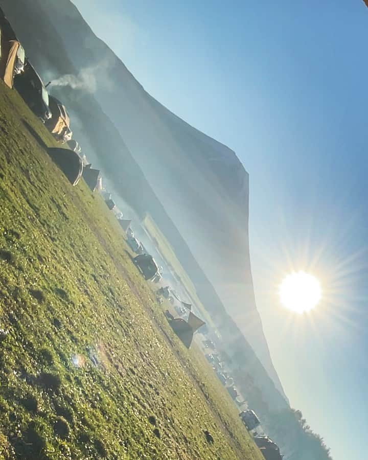 のインスタグラム：「おはよう。  朝日です🌅  #晴れ女　【Mt. Fuji 】 雲ひとつない美しい富士山🗻 すごいオーラとエネルギー✨  美しい富士山を眺めながらキャンプ🗻✨  寒かったらテントの中でお 料理🍳  自然と気持ちいい空間。  明るい時間は富士山からパワーを頂き、夜は沢山の星に癒される🥺  まさにパワースポット✨  本当に癒された2泊3日で あっというまでした。  あらためて キャンプが好きになりました⁽⁽ ( *ˊᵕˋ ) ⁾⁾  元気はつらつ パワーアップして東京戻ります🤩  📍ふもとっぱらキャンプ場  住所：〒418-0109 静岡県富士宮市麓156  TEL：0544-52-2112 (8:30～17:00)  ✴︎✴︎✴︎✴︎✴︎✴︎✴︎✴︎✴︎✴︎✴︎✴︎✴︎✴︎✴︎✴︎✴︎✴︎✴︎✴︎✴︎✴︎✴︎✴︎✴︎ #camp #camping #cooking #nature #fuji #mtfuji #mt #料理 #クッキング #テント #キャンプ飯 #キャンプ #キャンプ飯レシピ #キャンプ場 #キャンプ好きな人と繋がりたい #キャンプ料理 #大塚ごはん #火鍋 #キャンプごはん #テント泊 #テントの中 #クッキングラム #料理好きな人と繋がりたい #自然 #富士山 #富士山キャンプ #ふもとっぱら #世界遺産」