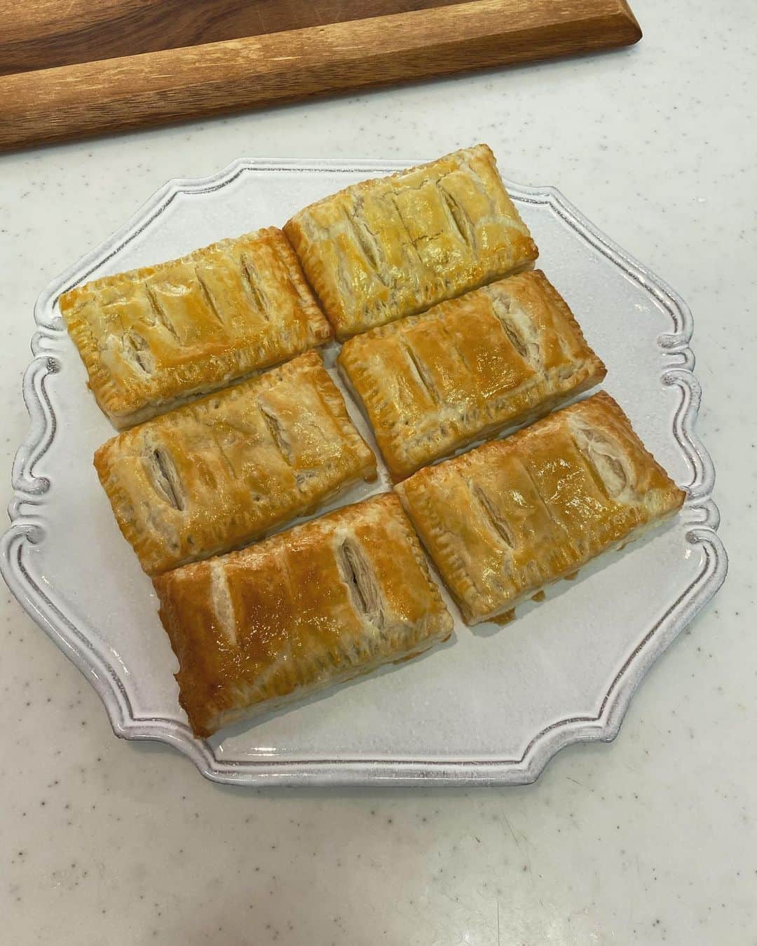 畑野ひろ子のインスタグラム：「久しぶりに、チョコパイを焼いてみました。 アップルパイも食べたかったけど、板チョコを入れた簡単な方で😅 おうちで焼くと、部屋中に良い香りがして休日の家事もやる気が出ますね😁👍」