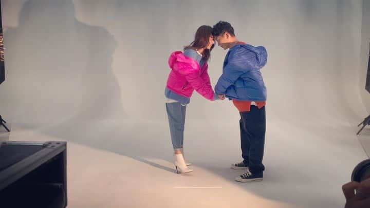 近藤千尋のインスタグラム：「@gap_jp  広告撮影の 撮影中の動画です🤣 おしゃれに出来上がった裏側は こんな感じでした。笑 私たちがカッコつけても なんか違う😂ショット達も。笑🤣 おでこくっ付けても 頭突きにしか見えない私たちも☺️笑  #ALLTOGETHERNOW  現場には運動会終わりだったから 長女もいて、、、 和気あいあいな現場でした❤️  ひーぼぉくん、慣れない撮影 よくがんばりました❗️☺️」