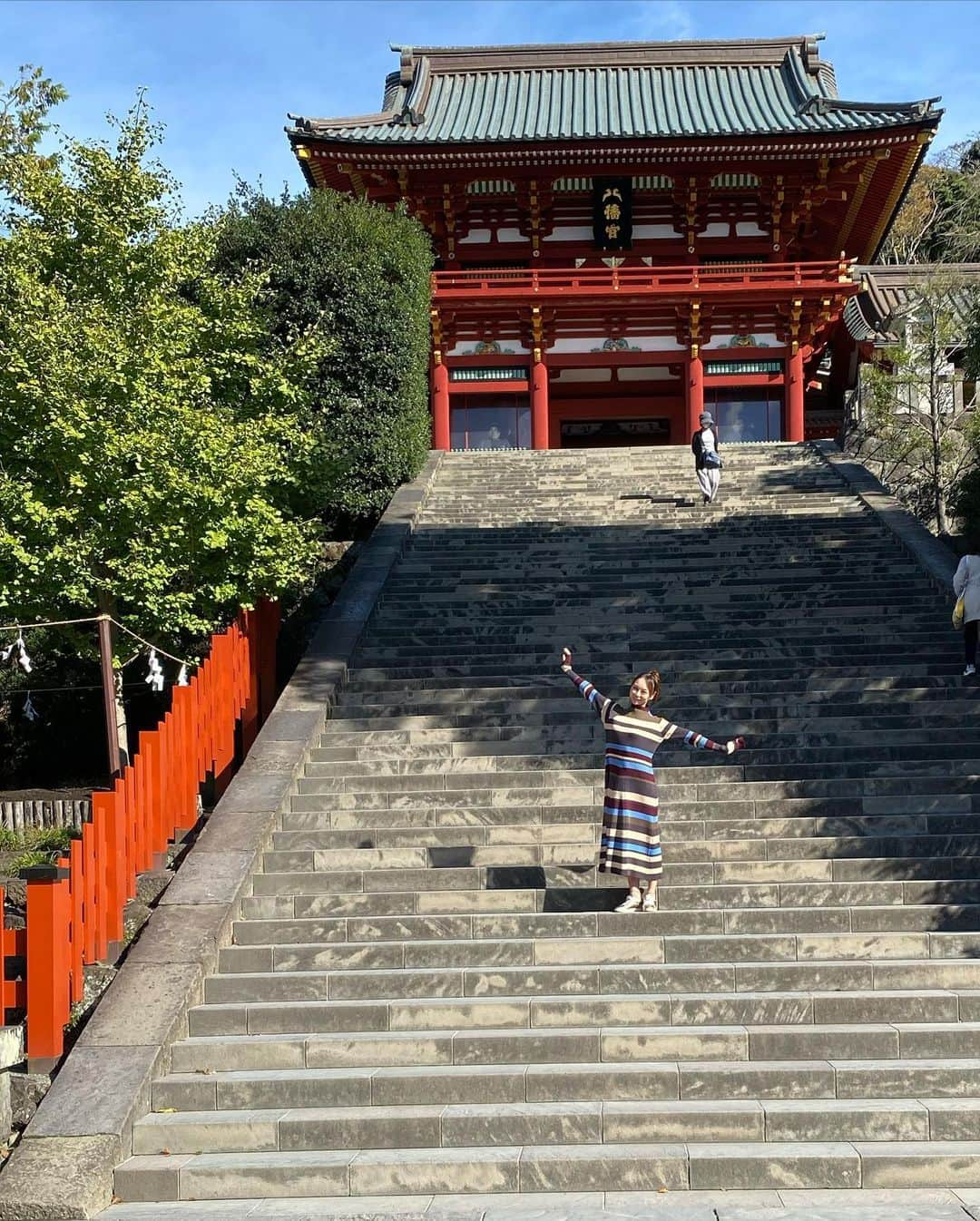 上野水香さんのインスタグラム写真 - (上野水香Instagram)「#鎌倉散歩 神奈川県鎌倉市の私のお気に入りスポット巡りなOFF 父撮影📸笑  #稲村ヶ崎 から観る🗻🌊 富士山と海は絶景ですょ☺️ お参りは、#鶴岡八幡宮  そして、#ギルド @kamakuraguild  子供の頃たくさん彫って貰った思い出のキーホルダーやさん。 レトロな雰囲気、手彫りのネーム、、 サービスしてもらっちゃった🩰💕ありがとうございました❣️  みなさま良き週末を💗」11月13日 9時35分 - mizukaueno