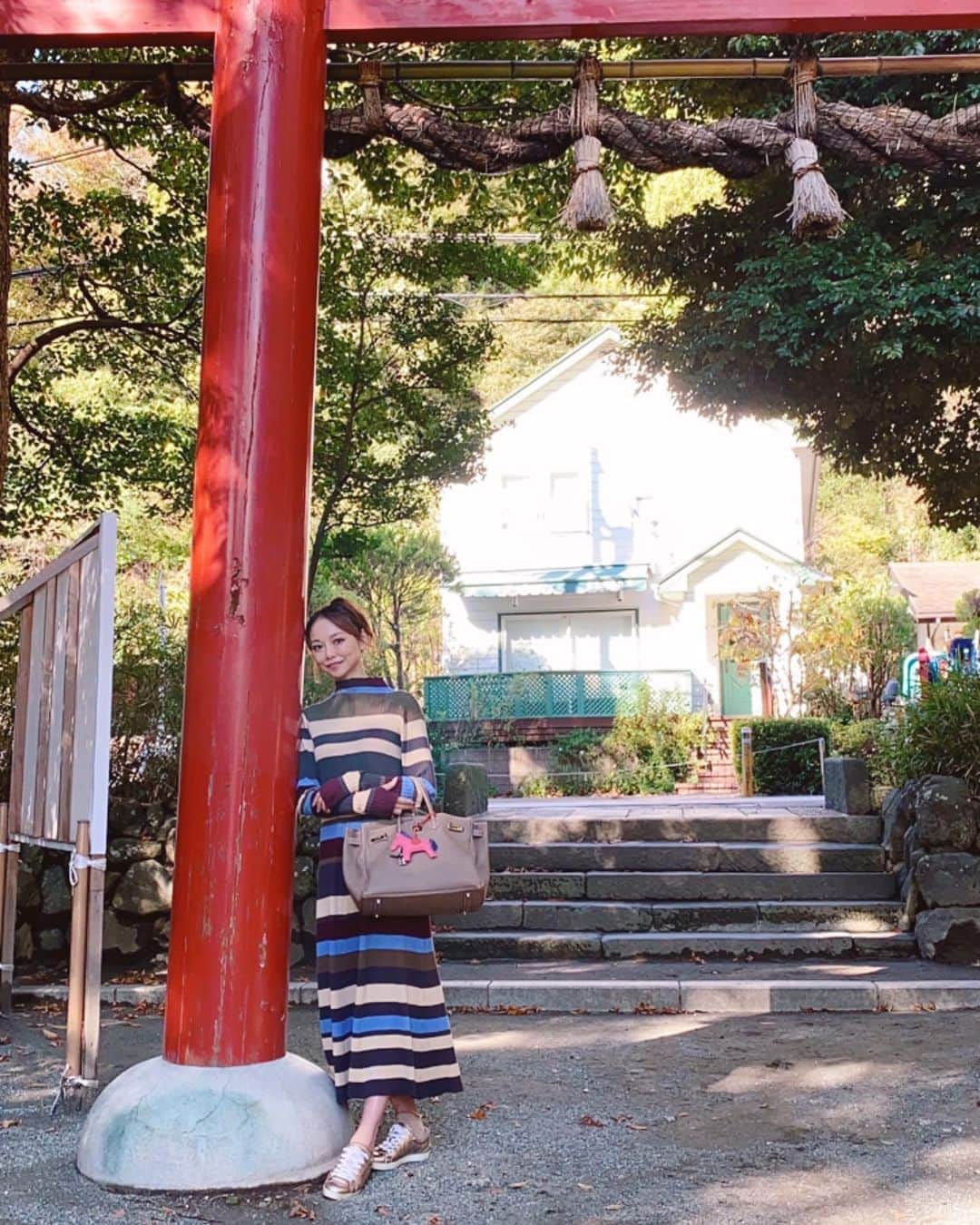 上野水香さんのインスタグラム写真 - (上野水香Instagram)「#鎌倉散歩 神奈川県鎌倉市の私のお気に入りスポット巡りなOFF 父撮影📸笑  #稲村ヶ崎 から観る🗻🌊 富士山と海は絶景ですょ☺️ お参りは、#鶴岡八幡宮  そして、#ギルド @kamakuraguild  子供の頃たくさん彫って貰った思い出のキーホルダーやさん。 レトロな雰囲気、手彫りのネーム、、 サービスしてもらっちゃった🩰💕ありがとうございました❣️  みなさま良き週末を💗」11月13日 9時35分 - mizukaueno