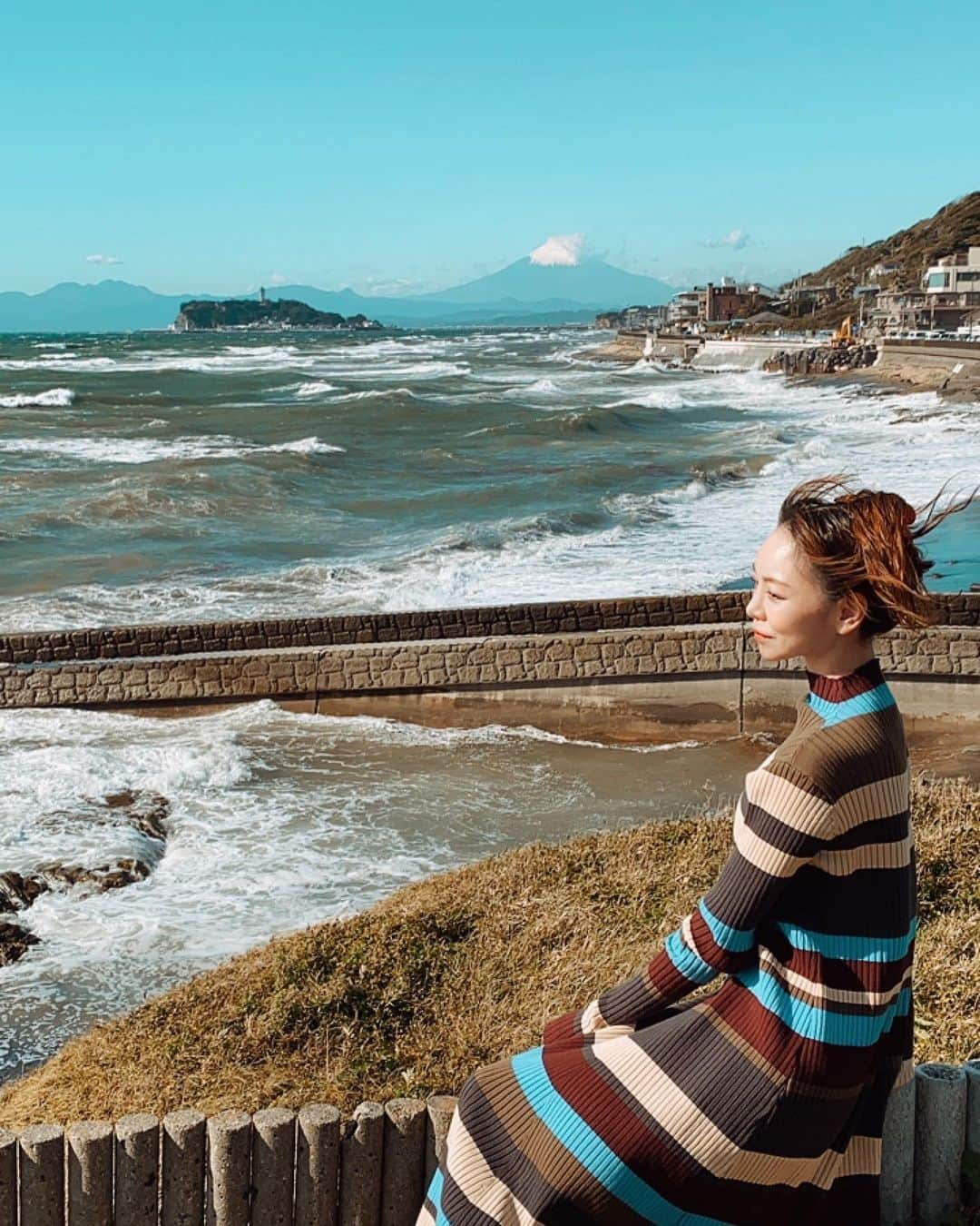 上野水香さんのインスタグラム写真 - (上野水香Instagram)「#鎌倉散歩 神奈川県鎌倉市の私のお気に入りスポット巡りなOFF 父撮影📸笑  #稲村ヶ崎 から観る🗻🌊 富士山と海は絶景ですょ☺️ お参りは、#鶴岡八幡宮  そして、#ギルド @kamakuraguild  子供の頃たくさん彫って貰った思い出のキーホルダーやさん。 レトロな雰囲気、手彫りのネーム、、 サービスしてもらっちゃった🩰💕ありがとうございました❣️  みなさま良き週末を💗」11月13日 9時35分 - mizukaueno