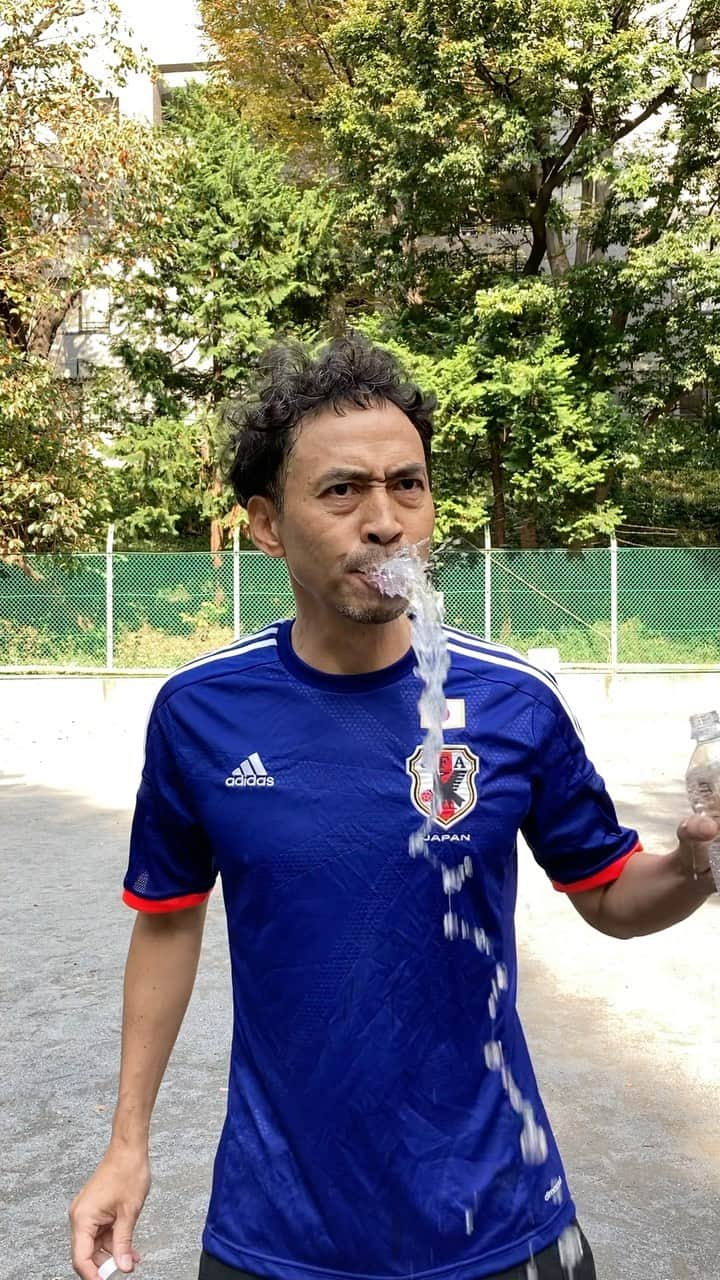 ワッキーのインスタグラム：「Jリーグモノマネシリーズ⚽  試合中の給水で飲んだ水より多く吐き出す 長崎の都倉賢選手✨  ・僕は特に札幌時代によく見ました^_^  #Jリーグ #Vファーレン長崎 #都倉賢 #ワッキーチョイス #モノマネ」