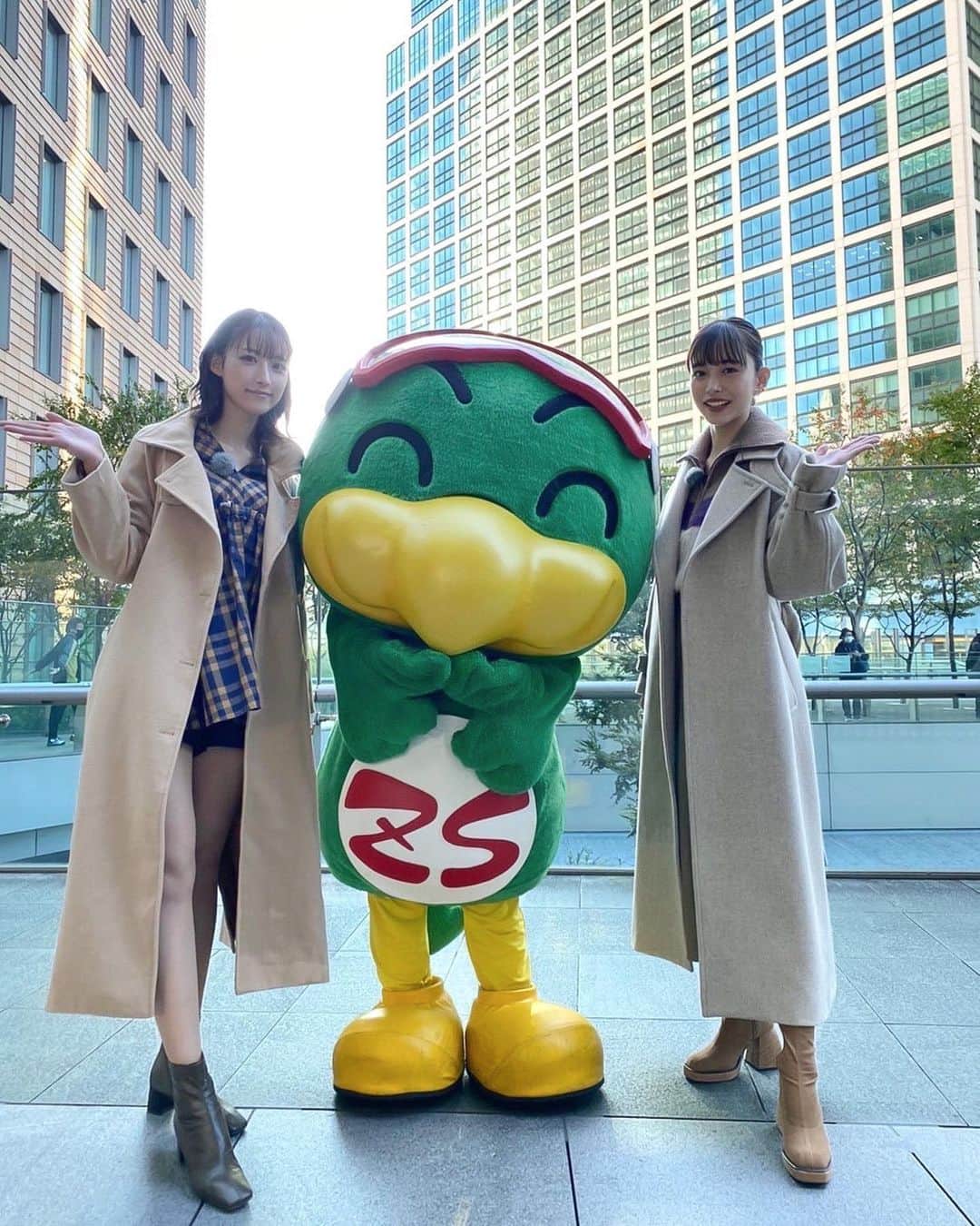 のインスタグラム：「⠀ ⠀ ズムサタありがとうございました ⠀ お友達のいげいげがゲスト。 嬉しかったし楽しかった〜☺️ ⠀ スタイルブック「ここからいげた」 可愛すぎるので皆さん見るべし🤍 ⠀ 最後の写真好き。 だけどお顔酷すぎて白飛びさせた🕊ww」