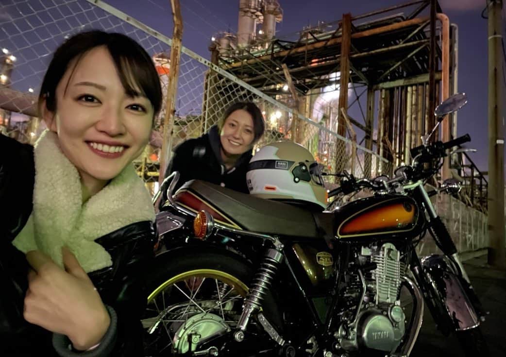 滝菜月さんのインスタグラム写真 - (滝菜月Instagram)「さくっとナイトツーリング🏍 ⁡ 夜のツーリングは 冷たい空気とシーンと静まり返った感じが 落ち着くし、なぜかワクワクします。 ⁡ 防寒用に着込んだら物凄く上半身マッチョ。笑 いつも通り久野さん(@shizuka_kuno )と☺️✨ ⁡ #バイク #ツーリング  #バイクツーリング #工場夜景 #motorcycle」11月13日 10時09分 - taki_natsuki