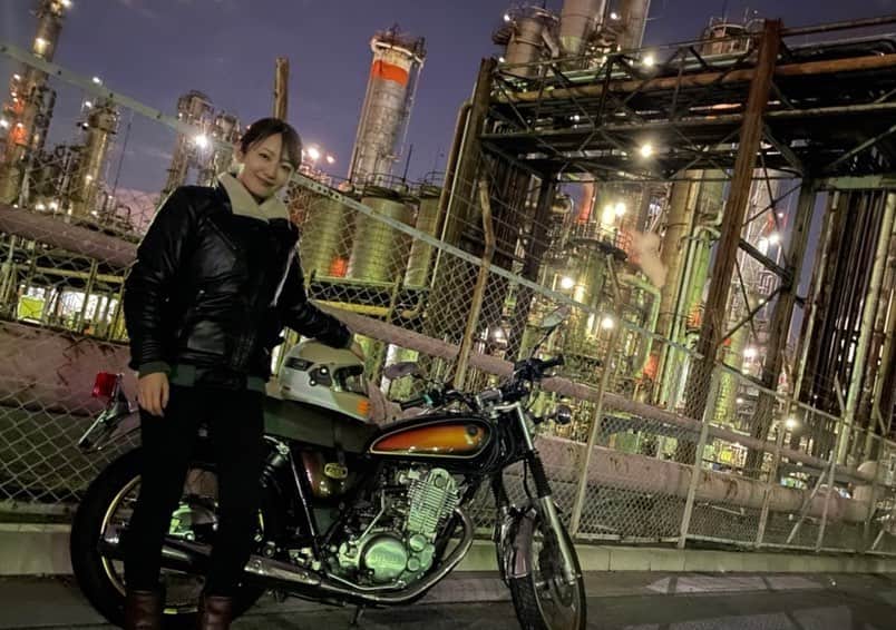 滝菜月のインスタグラム：「さくっとナイトツーリング🏍 ⁡ 夜のツーリングは 冷たい空気とシーンと静まり返った感じが 落ち着くし、なぜかワクワクします。 ⁡ 防寒用に着込んだら物凄く上半身マッチョ。笑 いつも通り久野さん(@shizuka_kuno )と☺️✨ ⁡ #バイク #ツーリング  #バイクツーリング #工場夜景 #motorcycle」