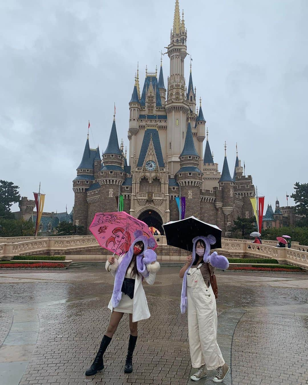 かえるちゃんさんのインスタグラム写真 - (かえるちゃんInstagram)「Disney land🏰💜 クリスマスパレードも始まって エレクトリパレードも再開して活気も 戻ってきてたあ〜🎄💓  ダンサーがいるパレードがみたいけど もう少し我慢🥲 抽選は全ハズレだったけど乗り物たくさん のって楽しかった🍭🍒  紫の新作マフラー帽子もゲット✨ ❤︎ ❤︎ #Disney #ディズニーランド    #東京 #脚フェチ #japan #ギャルコスプレイヤー #かえるちゃん #介護美容師 #撮影会モデル #ポートレート女子 #ポートレート撮影 #被写体モデル #good_portraits_world #hueart_life #lovers_nippon_portrait #pasha_magagine #portrait_shot #写真好きな人と繋がりたい #お洒落さんと繋がりたい #角色扮演  #얼스타그램 #팔로우 #셀피 #コスプレイヤー #バーレスクヤバイ #バーレスク東京 #ギャル #派手髪 #cosplay  #cosplayer」11月13日 10時10分 - k.kaeru