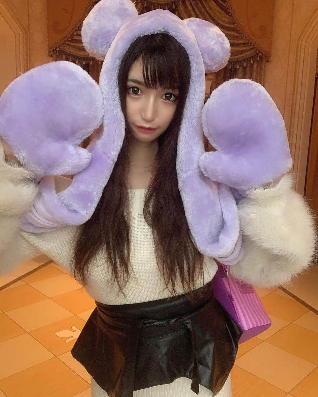 かえるちゃんさんのインスタグラム写真 - (かえるちゃんInstagram)「Disney land🏰💜 クリスマスパレードも始まって エレクトリパレードも再開して活気も 戻ってきてたあ〜🎄💓  ダンサーがいるパレードがみたいけど もう少し我慢🥲 抽選は全ハズレだったけど乗り物たくさん のって楽しかった🍭🍒  紫の新作マフラー帽子もゲット✨ ❤︎ ❤︎ #Disney #ディズニーランド    #東京 #脚フェチ #japan #ギャルコスプレイヤー #かえるちゃん #介護美容師 #撮影会モデル #ポートレート女子 #ポートレート撮影 #被写体モデル #good_portraits_world #hueart_life #lovers_nippon_portrait #pasha_magagine #portrait_shot #写真好きな人と繋がりたい #お洒落さんと繋がりたい #角色扮演  #얼스타그램 #팔로우 #셀피 #コスプレイヤー #バーレスクヤバイ #バーレスク東京 #ギャル #派手髪 #cosplay  #cosplayer」11月13日 10時10分 - k.kaeru