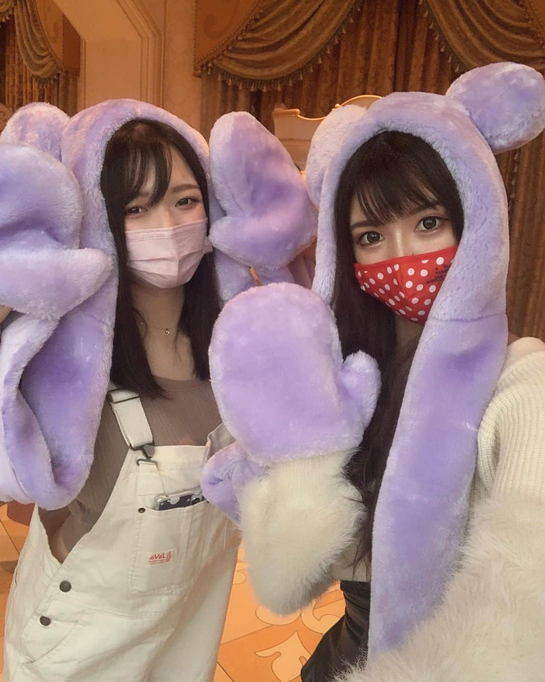 かえるちゃんさんのインスタグラム写真 - (かえるちゃんInstagram)「Disney land🏰💜 クリスマスパレードも始まって エレクトリパレードも再開して活気も 戻ってきてたあ〜🎄💓  ダンサーがいるパレードがみたいけど もう少し我慢🥲 抽選は全ハズレだったけど乗り物たくさん のって楽しかった🍭🍒  紫の新作マフラー帽子もゲット✨ ❤︎ ❤︎ #Disney #ディズニーランド    #東京 #脚フェチ #japan #ギャルコスプレイヤー #かえるちゃん #介護美容師 #撮影会モデル #ポートレート女子 #ポートレート撮影 #被写体モデル #good_portraits_world #hueart_life #lovers_nippon_portrait #pasha_magagine #portrait_shot #写真好きな人と繋がりたい #お洒落さんと繋がりたい #角色扮演  #얼스타그램 #팔로우 #셀피 #コスプレイヤー #バーレスクヤバイ #バーレスク東京 #ギャル #派手髪 #cosplay  #cosplayer」11月13日 10時10分 - k.kaeru