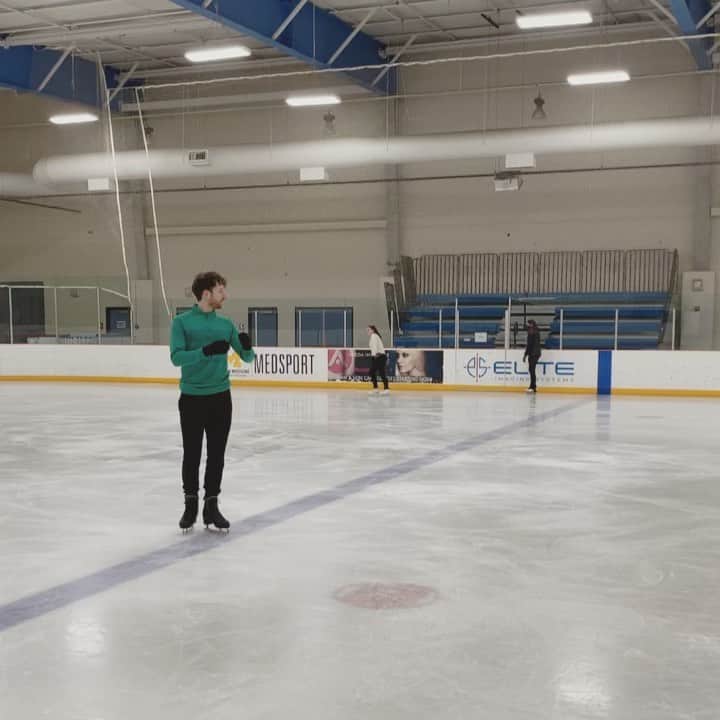 のインスタグラム：「After 21 years in this sport, I finally decided to learn an axel (ice dancers don't jump). Thanks to the best freestyle coaches @erinbanner and Sarah Capizzo 😜」