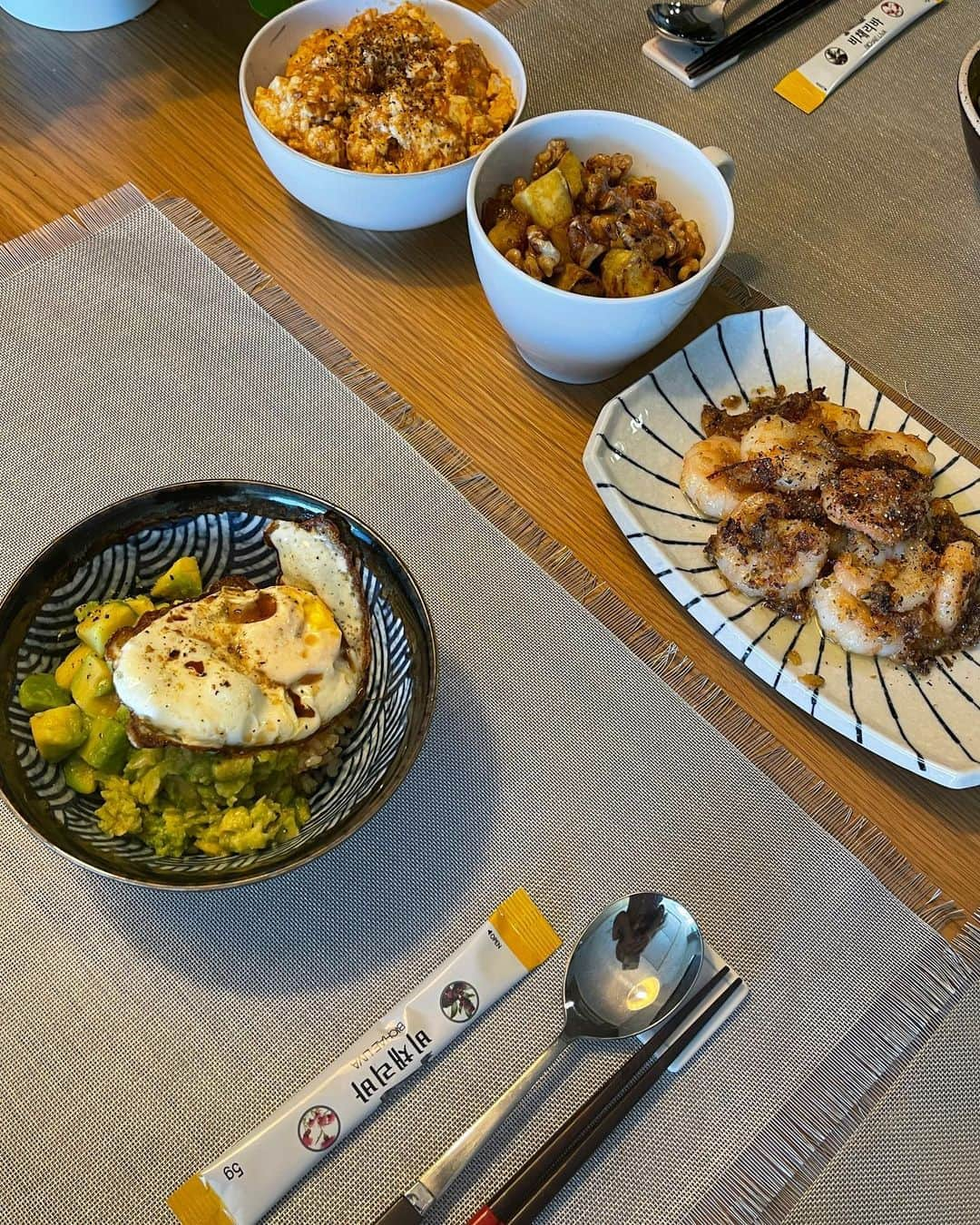 チョ・ミニョンさんのインスタグラム写真 - (チョ・ミニョンInstagram)「아침 맛있게 요리해줬더니 동생들이 내 눈이 발바닥이라고 욕하네요ㅋ 하,,, 내취향 존중해죠 😂 #살짝_못생긴게_매력있다고 ⠀⠀⠀⠀⠀⠀⠀」11月13日 10時29分 - xxjominxx