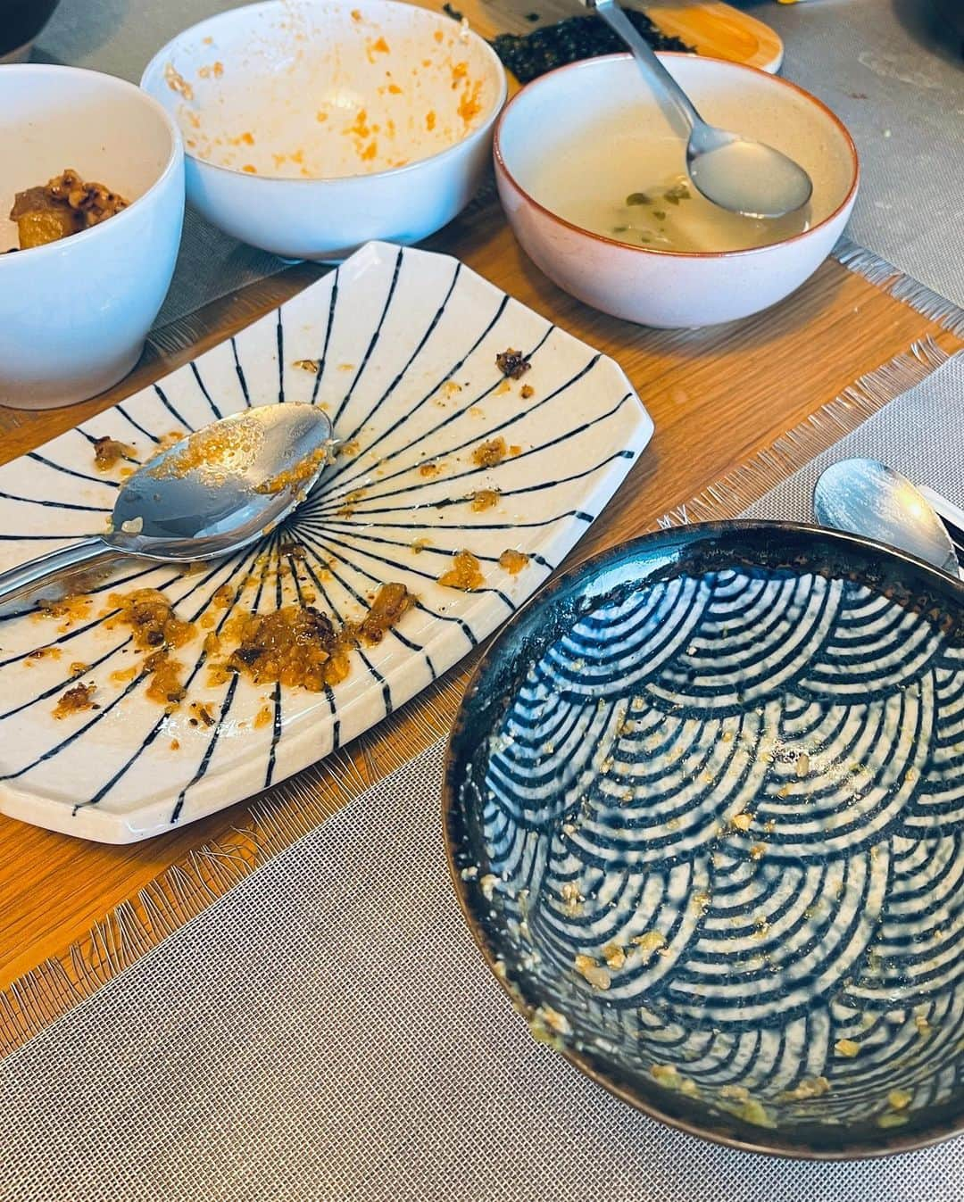 チョ・ミニョンさんのインスタグラム写真 - (チョ・ミニョンInstagram)「아침 맛있게 요리해줬더니 동생들이 내 눈이 발바닥이라고 욕하네요ㅋ 하,,, 내취향 존중해죠 😂 #살짝_못생긴게_매력있다고 ⠀⠀⠀⠀⠀⠀⠀」11月13日 10時29分 - xxjominxx