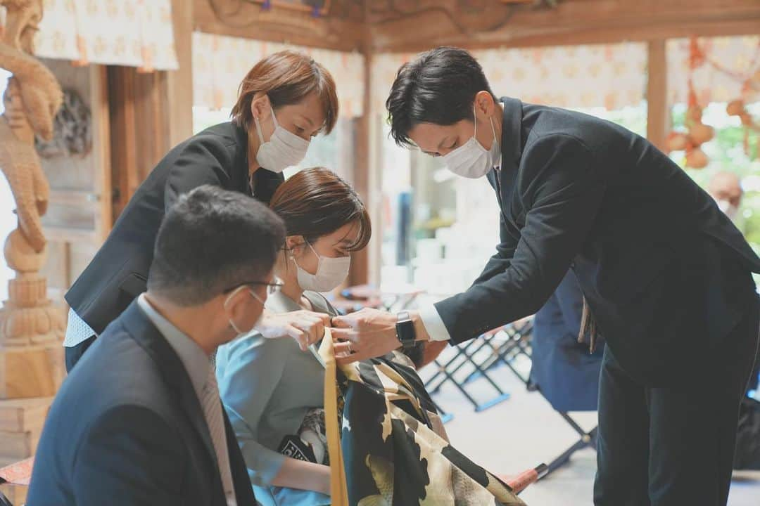 加藤美祐さんのインスタグラム写真 - (加藤美祐Instagram)「お宮参り⛩  亡くなった長男と、はなちゃんも連れて親族でお宮参りがやっとこできました☺️  亡くなった長男君も空生君も夫の親族とは初めて会います。  よかったねぇ☺️🌸 はじめまして。  世の中がコロナになってしまったから自分の親族にもなかなか会えないで、私達のために辛い時も踏ん張ってくれた夫。 やっとご両親にも、じいちゃんにも会えてよかったね☺️ 甘えたかっただろうに、よく頑張ってくれました。  義両親やおじいちゃんも夫を直接励ましたかっただろうに、次男が産まれてもすぐに駆けつけたかっただろうに、、、 みんなの嬉しそうな顔を見て会うことができて本当によかったなぁと思いました🌸  お宮参りはいろんな気持ちが込み上げてきて忘れられない1日となりました。  とにかくみんな健康で生きていて欲しいな。 空生君はおっきくなれ👶🏻！  #お宮参り」11月13日 11時13分 - muwkato