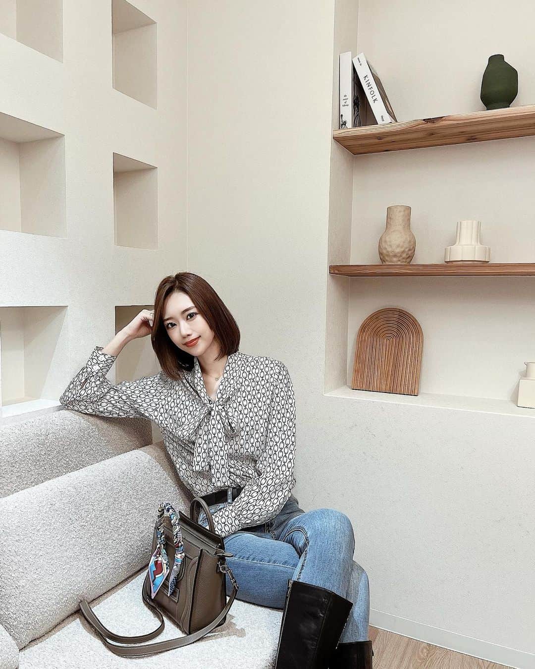 渡邉みさきのインスタグラム：「. 今回は ベージュ系のカラーで ちょっとだけくすませてもらった👯‍♀️ このカラー入りやすいように 前回調整して染めてもらったから 理想なカラーで めちゃくちゃ嬉しい🥺💕  カットは気持ち前下がりのボブに🧸  今回もありがとうございました☺️ @release_uratoshi   #北浜カフェ#ヘアカラー #カラー#グレージュ #ベージュカラー #ヘアスタイル」