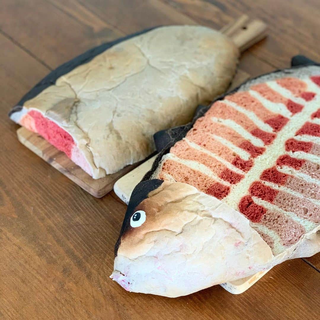 Ranさんのインスタグラム写真 - (RanInstagram)「. . Tuna Bread!!🐟 . 皆さま、マグロパンの動画に沢山のコメントやいいね♡をありがとうございます😭💕  まさかこんなに反響があるとは思っていなかったので、ビックリです。 #konelのお魚屋さん  シリーズで作っている、 お魚のイラストパン。 これからも色々作るので、ぜひ楽しんで下さい😁  いつも本当にありがとうございます♡ . . . . #bread #tuna #tunafishing #illustrationbread #kawaii #japanesefood #artfood #breadartist #art #fishing #fish #sandwich #breakfast #lunchtime #パン #手作りパン #マグロ #鮪 #釣り #マグロの解体ショー #漁師 #マグロ釣り #ヴィクトリノックス #本マグロ #青森 #大間のマグロ #パン教室 #konel #イラストパン」11月13日 22時55分 - konel_bread