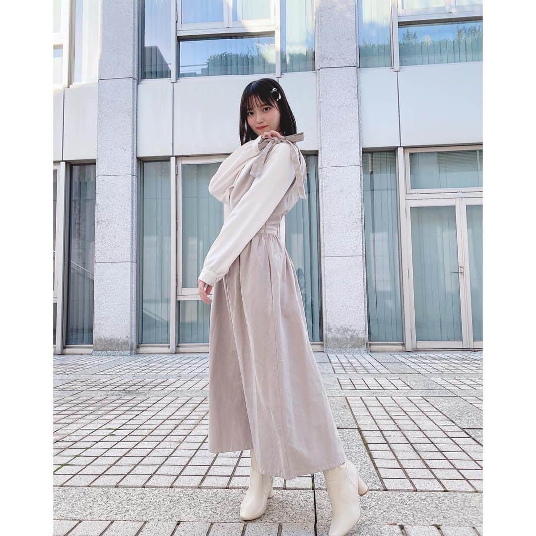 岩田陽菜のインスタグラム：「オンラインサイン会ありがとうございました〜💎 ⁡ みんなに愛を形で届けれるって言うのはとっても素敵なことだよね。 ⁡ ⁡ ⁡ #ジャンパースカート#merryjenny#ブラウス#tops#fint#ブーツ#.ショートブーツ#mercuryduo #寒色系カラー#winter#winterfashion#fashion#ストレート#ピン」