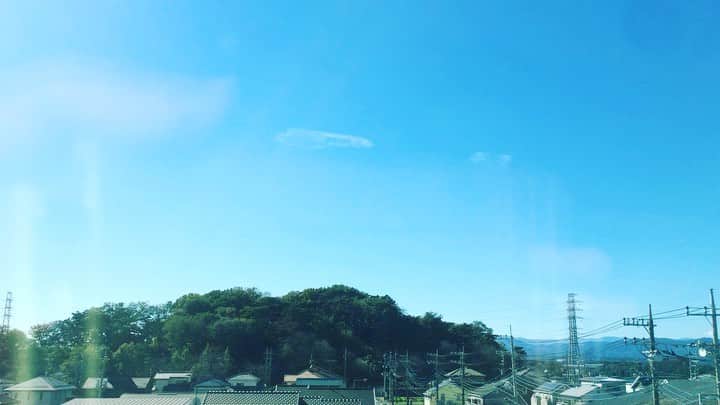のインスタグラム：「今日は軽井沢へ出張🚅✨  これまでにない、とっても貴重な経験をさせていただきました！  アナウンサーを長くさせていただいていると、色々な出逢いがあるのだな〜  山路では紅葉🍁も始まっていて、素敵な自然や環境でした。  今日のご縁に感謝🙏  #軽井沢  #出張  #北陸新幹線  #紅葉  #フリーアナウンサー  #ホリプロアナウンス室  #これまでにない経験  #車窓から  #青空」