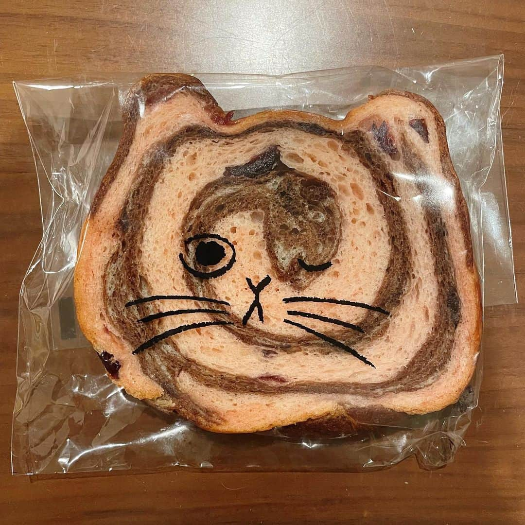 南條早紀さんのインスタグラム写真 - (南條早紀Instagram)「＼ねこねこ食パン🐈／  きょうもフルサタ！ ありがとうございました🎶 ゲストの方をたくさんお招きして ワイワイお届けできる土曜日に 日々幸せを感じております☺️🍀  さて、写真は名古屋のお土産でいただいた #ねこねこ食パン 🐾  見た瞬間、か、かわいい…🥺と声が漏れ この表情にはこのポーズ🐾と思い 家に帰ってから撮影！🤣  イメージは、アンニュイな猫🐈💕笑  チョコとストロベリーのマーブル生地に ベリーやナッツがごろごろ🍓 とってももっちりしっとりで、 可愛いだけじゃなくてとても美味しかった🥰  ごちそうさまでした🍞💕  #パン #名古屋グルメ #名古屋土産 #美味しいパン #可愛いパン #ねこパン #ねこ好き #たまらない #興奮 #ねこ大好き #ねこは人を笑顔にする  #食べスタグラム #お土産 #嬉しい #ありがとうございます #ごちそうさまでした  #富山県 #富山 #富山テレビ #BBT #foodstagram #toyama #aichi  #アナウンサー #南條早紀 #なんじょうのにちじょう #🐈 #🐾」11月13日 21時38分 - nanjo_saki