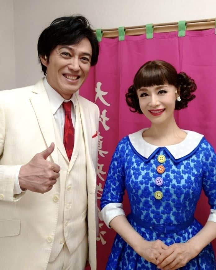 大地真央さんのインスタグラム写真 - (大地真央Instagram)「今日は、 2021年度版『夫婦漫才』最終地 名古屋　御園座での初日でした‼ 初めての御園座❣❣ 初めて名古屋での『夫婦漫才』上演❣❣ とっ〜〜ても嬉しいです❤  ご観劇くださったお客様😍 あたたかい拍手とスタンディングオベーションまで…😢 本当にありがとうございました😊  そして、先日の山本陽子さんに続き、 今回から参加された石井一孝さん、木内健人さんと…📸👬  カズちゃんとは10年ぶりの共演です。 信子に想いを寄せる実業家［平田洋平］役を、 真っ直ぐ全力で演じているのがカズちゃんらしい…🔥(^O^)／  健人くんとは今回が初共演。 ［伸郎の青年期］役と、信子の息子で好青年の［正春］役が、健人くんにぴったりでとっても爽やか！  明日は、12時公演(*^^*)v 22日の千秋楽まで「信子の人生」生き抜きまっせ〜👊  #夫婦漫才 #面白い #笑って泣ける #御園座 本日 #初日  #11月22日 まで #信子 🙆‍♀ #笑おう #免疫力アップ #撮影の時だけマスクを外しました 😷 #石井一孝 #木内健人 #大地真央 #MAODAICHI」11月13日 21時39分 - daichimao_official