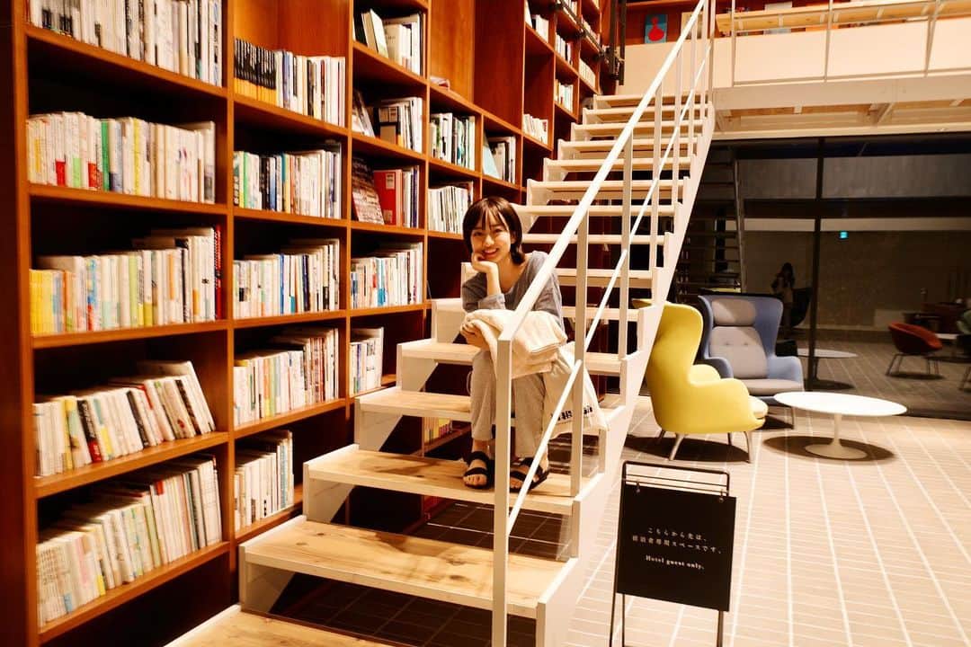 倉田茉美のインスタグラム：「るるぶ&moreの中村さんと。 去年の「るるぶ&more くらたまみとお散歩がてら。」の半年間連載から、最後はもはやお友達になり 勢いで誘ってみました。 女の子と旅行なんてどきどきしましたが 弾丸「箱根本屋」旅行へ。  楽しかったねぇ。。 いやーまじでご飯おいしかったなぁ。 ここは高いけど損ないわ。本間に美味しかった。 続きはアーティストスポークンで配信します。  11月の予定全部おわったよ。  みなさん、身体を壊さないように。  るるぶの連載は私のトップページのリットリンクから 常に飛べるので是非見てね。  あしたからもがんばろうね。」