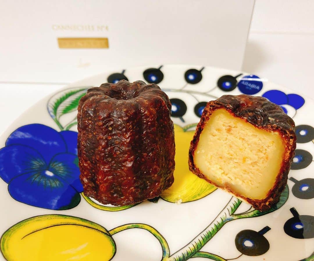 加田晶子のインスタグラム：「ルワンジュ東京のカヌチー🤤 カルレの中にチーズケーキが入っているという新感覚のsweets😍  カヌレの外側はカリッと内側はモチっと🤍真ん中にしっとりとしたクリームチーズが入っているのです💚クリームチーズにはオレンジピールも入っているので後味はとても爽やかなのです🙌 冷たくても美味しいですが、電子レンジで少し温めるのもオススメです🐈  #ルワンジュ東京 #ルワンジュ東京ルミュゼ #カヌレ #チーズケーキ #カヌチー #デンマーク産クリームチーズ #東京スイーツ #銀座スイーツ #六本木スイーツ #手土産 #ギフトにおすすめ #お取り寄せスイーツ #オンライン販売 #スイーツ部 #スイーツ女子#スイーツ好きな人と繋がりたい #グルメスタグラム #フリーランス #フリーアナウンサー #アナウンサー」