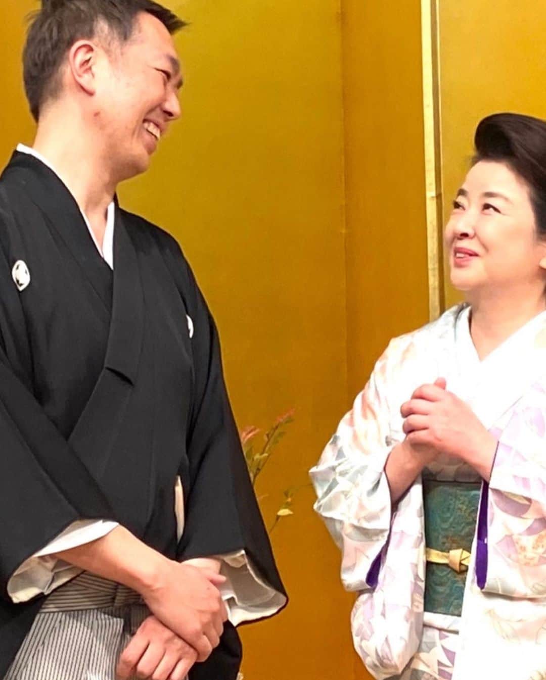 岸本加世子のインスタグラム：「古流東洋会水墨画前の雅の一会に参加させて頂きました。人生初の生花を経験。 敷居が高いイメージだった生花の世界でしたが、宮本理峰家元のキュートなお人柄で、本当に楽しかったです。お花習いたくなりました。#古流東洋会水墨花点前 #宮本理峰#宮本理城」