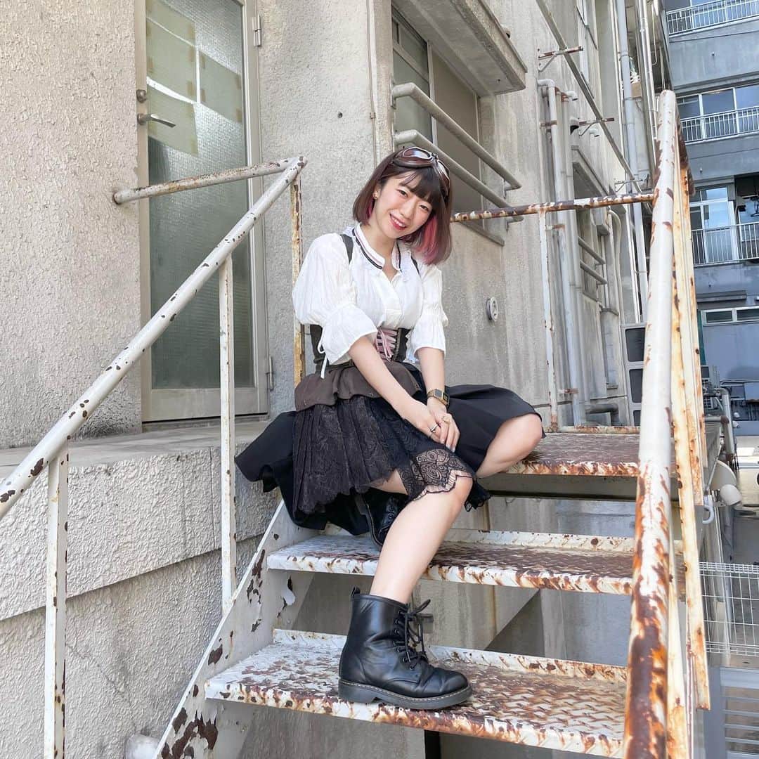 ぱいぱいでか美のインスタグラム：「明日はギュウ農フェス🍋🥛 . APOKALIPPPS、ゆらぴこ加入後初のライブが 明日のギュウ農フェスです！ 楽しみーーーーーー！ 明日からは新体制、そして衣装も新衣装です🪐 今までの衣装も好きだったな〜つーことで この前大阪で初代アポカリ衣装着た時の写真。 載せそびれてました〜 初期のこのスチームパンクも、この前載せたデニムも良いよね。 新衣装も超可愛いので！ 明日は新衣装載せるぞーう。 . #APOKALIPPPS #ギュウ農フェス #ぱいぱいでか美 #でか美ちゃん #衣装 #アイドル衣装」