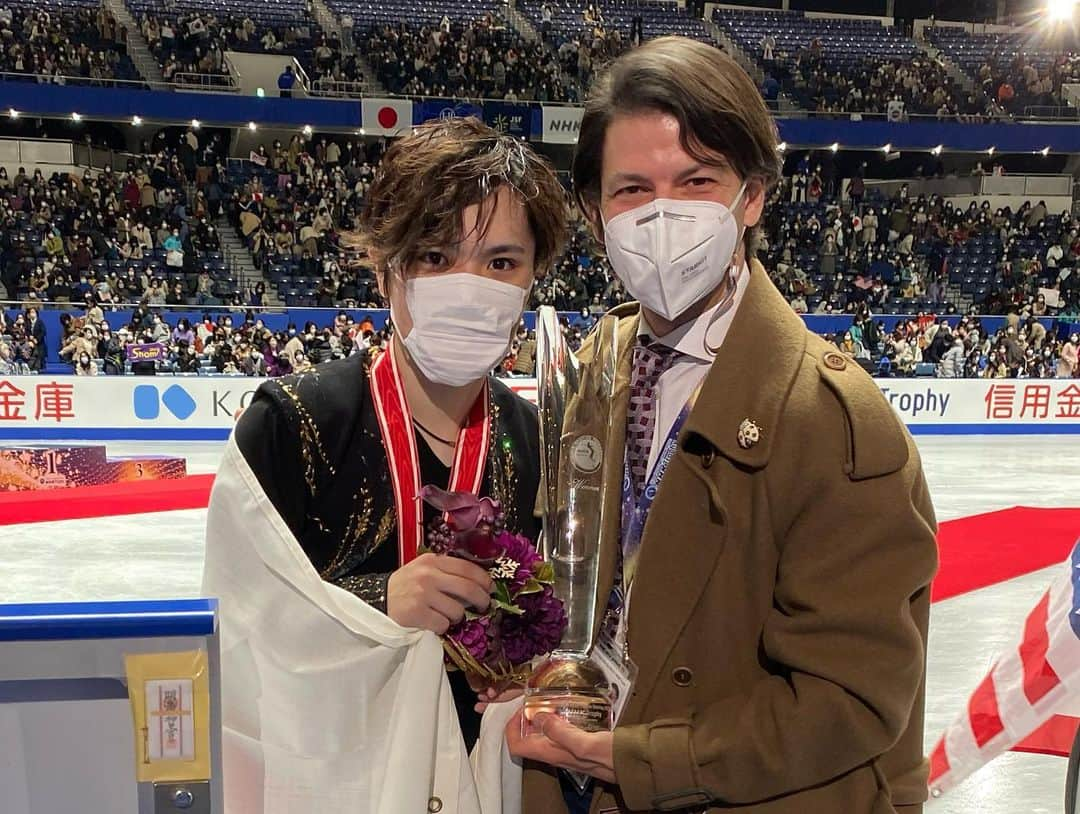 ステファン・ランビエールのインスタグラム：「After Shoma’s win at Nationals in 2019 and my own at the GPF in 2005, we have a new happy memory at Yoyogi National Gymnasium!」