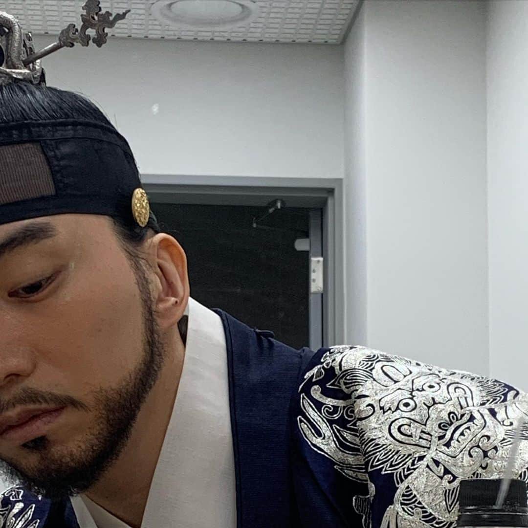 ト・サンウのインスタグラム：「옷소매 붉은 끝동  사도세자_특별출연 🤴🏻」