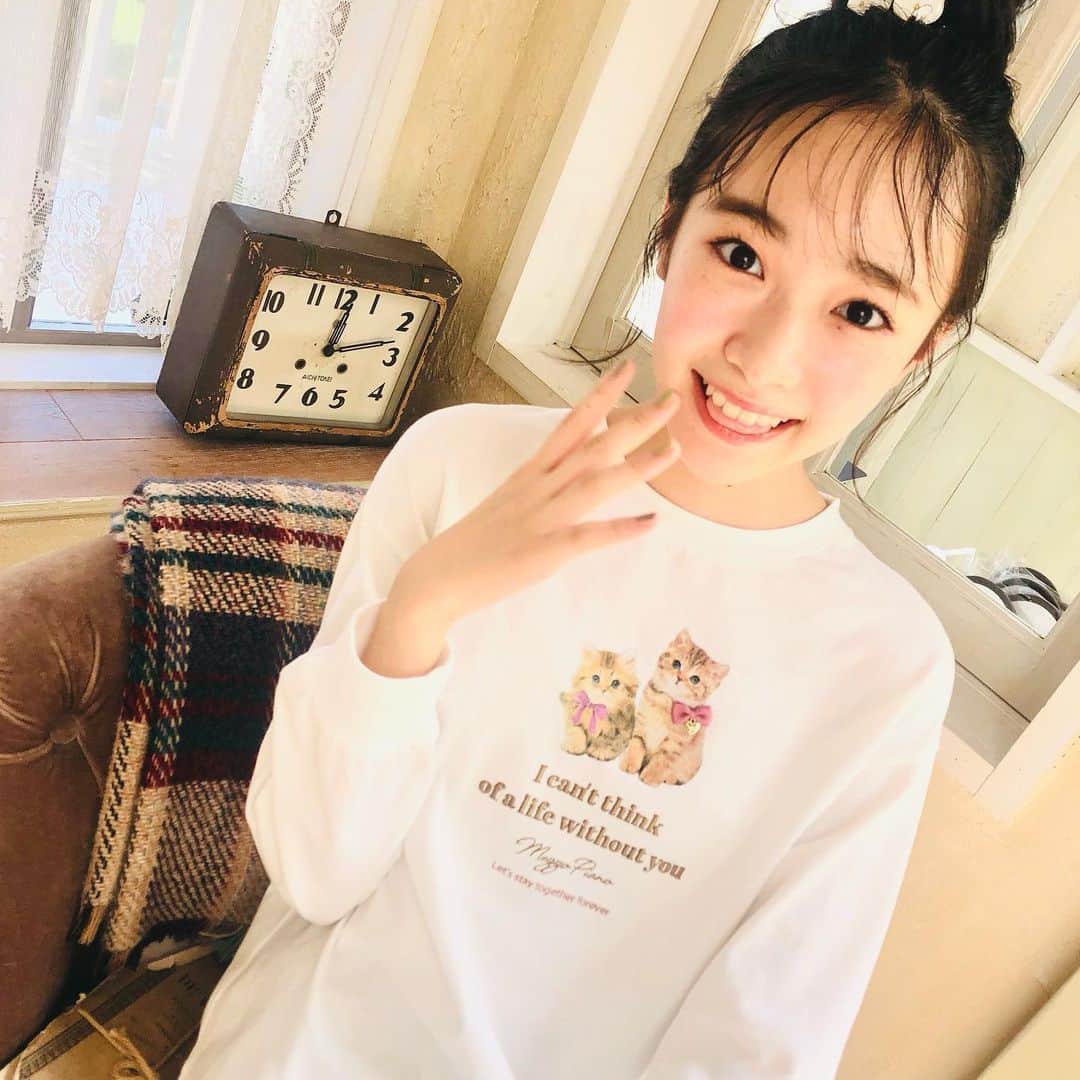 ニコ☆プチのインスタグラム：「🐈🤍  プチ㋲がブランドプロデュース企画、 ヒナタは大好きな猫ちゃんをイメージしたブランドを 考えてくれたよ😻✨  マリア＆ヒナタでとってもかわいい見開きになっているので12月号でぜひチェックしてみてねーー☺︎🎶  #椛島ひなた」