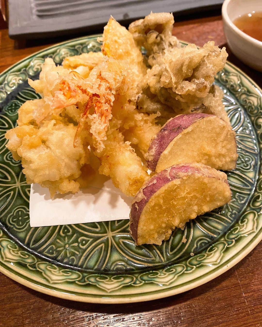 越野矢素子さんのインスタグラム写真 - (越野矢素子Instagram)「久しぶりの外食 @zoronpamuromachi   昨日も全部美味しくて沢山食べたけど、『柿の天ぷら』が美味しくて感動🥺 衣の香ばしさと柿の甘さをお塩をつけて頂くと絶妙なんです✨ またまたお酒がすすみました🍶 いつもラストの遅い時間までお邪魔してごめんなさい🙏 楽しくてついつい長居してしまいます😅」11月13日 14時20分 - loversyaso
