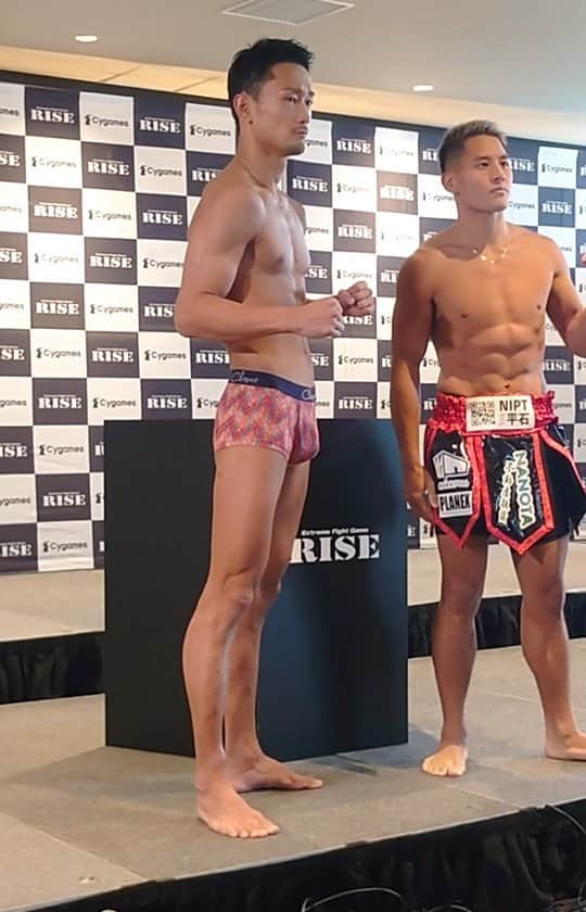 梅野源治のインスタグラム：「@rise_2003official  61Kg 計量ジャスト🤜  明日は大雅選手と僕の応援よろしくお願いいたします🔥　全力で闘うだけ！ @taiga_814」