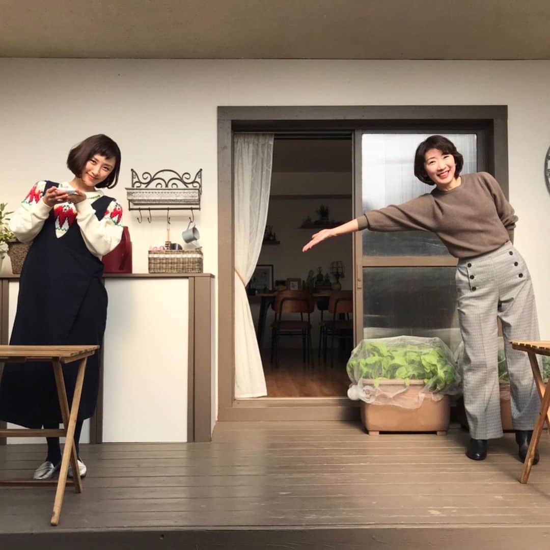 山口もえさんのインスタグラム写真 - (山口もえInstagram)「・  明日の「やさいの時間」は サヤエンドウを育てます🌱✨ ミニポタジェには防鳥対策をしっかりと！🧵 落花生はついに収穫を💕 とれたて茹でたての落花生 そらゃ😍もう甘くてホックリしてて 美味しゅうございました👏  📺11月14日(日)8:00〜8:25 NHK-E「趣味の園芸 やさいの時間」 もえのプランター菜園 サヤエンドウを育てます🌱  #TV#やさいの時間 #プランター菜園#家庭菜園 #深町貴子 さんと💕 #サヤエンドウ をタワー状に たくさん収穫できる方法を タカさんに教えてもらいます✨ たくさん実るってテンションあがる‼️ #笑」11月13日 14時51分 - moe_yamaguchi0611