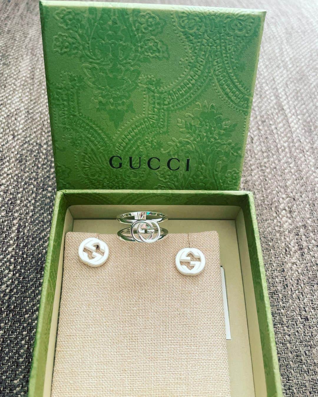 田辺智加のインスタグラム：「GUCCIのリング💍とピアス  誕生日に自分に何が買おうって思って！！身につける物だとテンションあがりそうだから！！ #GUCCI #指輪 #ピアス #誕生日 #テンションあげ」