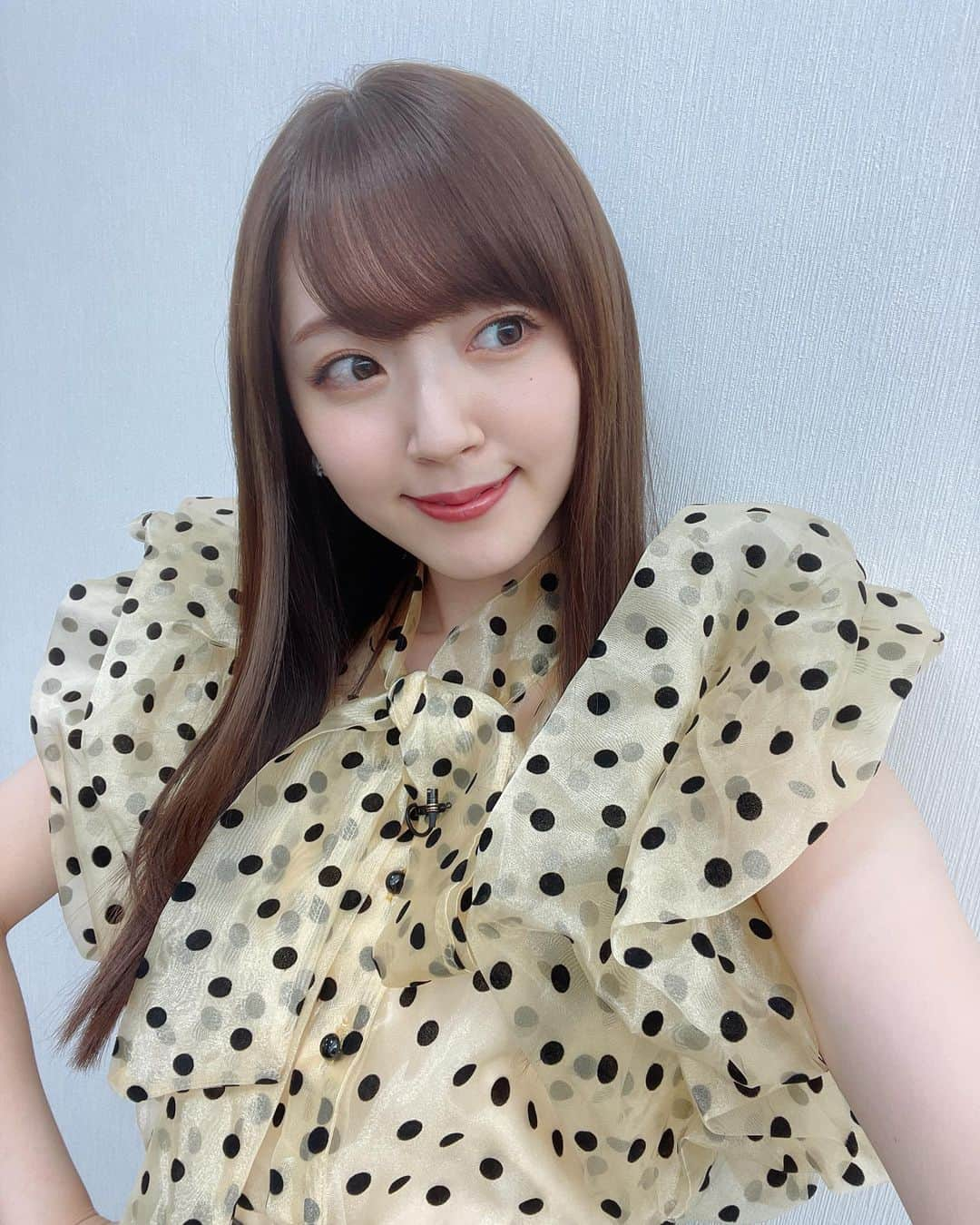 鈴木愛理さんのインスタグラム写真 - (鈴木愛理Instagram)「✴︎本日20:00、 #アニソンでしょでしょ 歌唱動画更新！！☺️✨ ⁡ 今回はLiSAさんの「Catch the Moment」です。 ⁡ 毎回難易度高めな曲のカバーリクエストを頂きますが、今回もめっちゃ難しかったー！🤣 ⁡ 武道館終えてわりとすぐの収録だったので、 ライブ後はすぐこの練習に取り掛かったのがもう既に懐かしいです。 ⁡ この歌唱を経て、LiSAさんのライブ映像などをたくさん観ましたが、やっぱり好きだなぁリスペクトだなぁと改めて実感。歌のパワーが凄すぎる。 ⁡ 公開は毎回めっちゃ緊張しますが、私難易度の高い壁の方がやっぱり好きだなぁと収録終わるたびに思います😌 ⁡ 曲選考してくれてる番組スタッフさんに感謝！🤣 とか言ったらまた難しいのきそう！！笑 ⁡ 今回も是非ご覧ください！！！ ⁡ ⁡ #最近の衣装 ⁡ blouse @saaageboutique skirt  @maisonspecial_women earring @abiste_official ring  @cesoi_jewelry boots  @dianashoespress  ⁡  #久々のストレートヘアだったので #自撮りをしてみました笑」11月13日 15時24分 - airisuzuki_official_uf