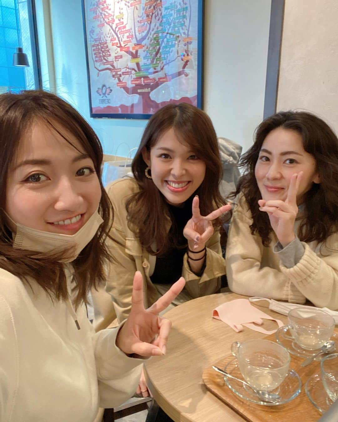 瀬戸山清香さんのインスタグラム写真 - (瀬戸山清香Instagram)「超久しぶりに元メンバーに会ったw 写真撮って気がついた！ 皆んなベージュだった😂😂 EARTHもう良い大人w この2人に初めて会った時、私はランドセルだったなー🎒  #earth #21年経った #もうバースw #皆んないい歳ですよ #まぁ関わってる全ての人がそうだよね」11月13日 15時24分 - setoyama_sayaka