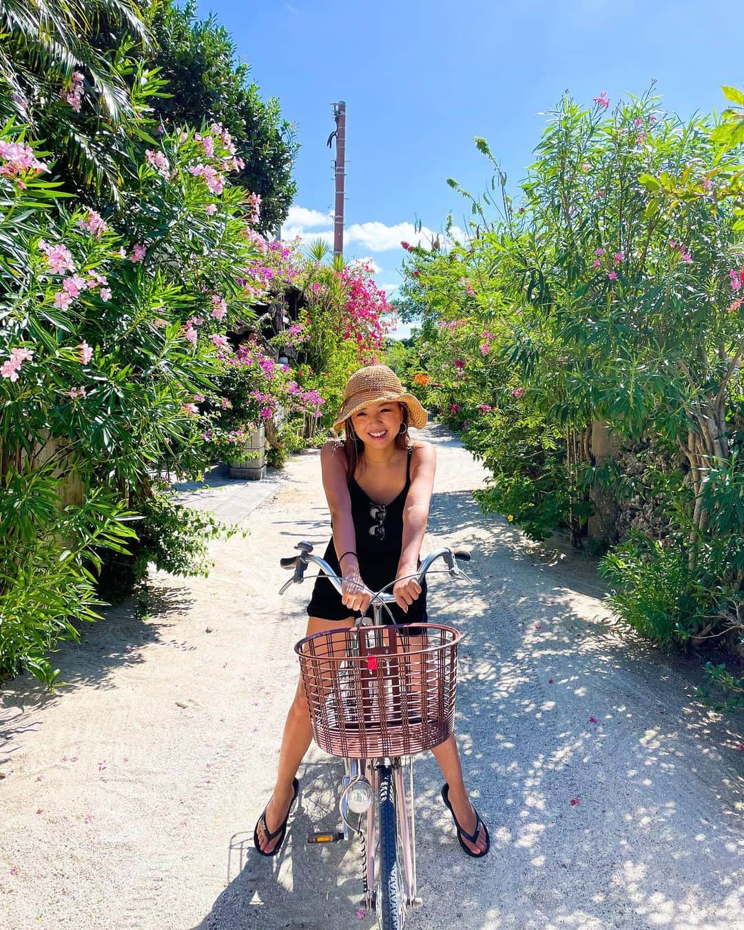 宏実のインスタグラム：「竹富島 2021  ３年連続でこの場所に行けた🌺 お気に入りの道🚲　　  Taketomi island 3yrs in a row🚲🏝I love taking photos on this beautiful road🌺😍  #時差投稿 #竹富島 #taketomiisland #ろみひin竹富島」