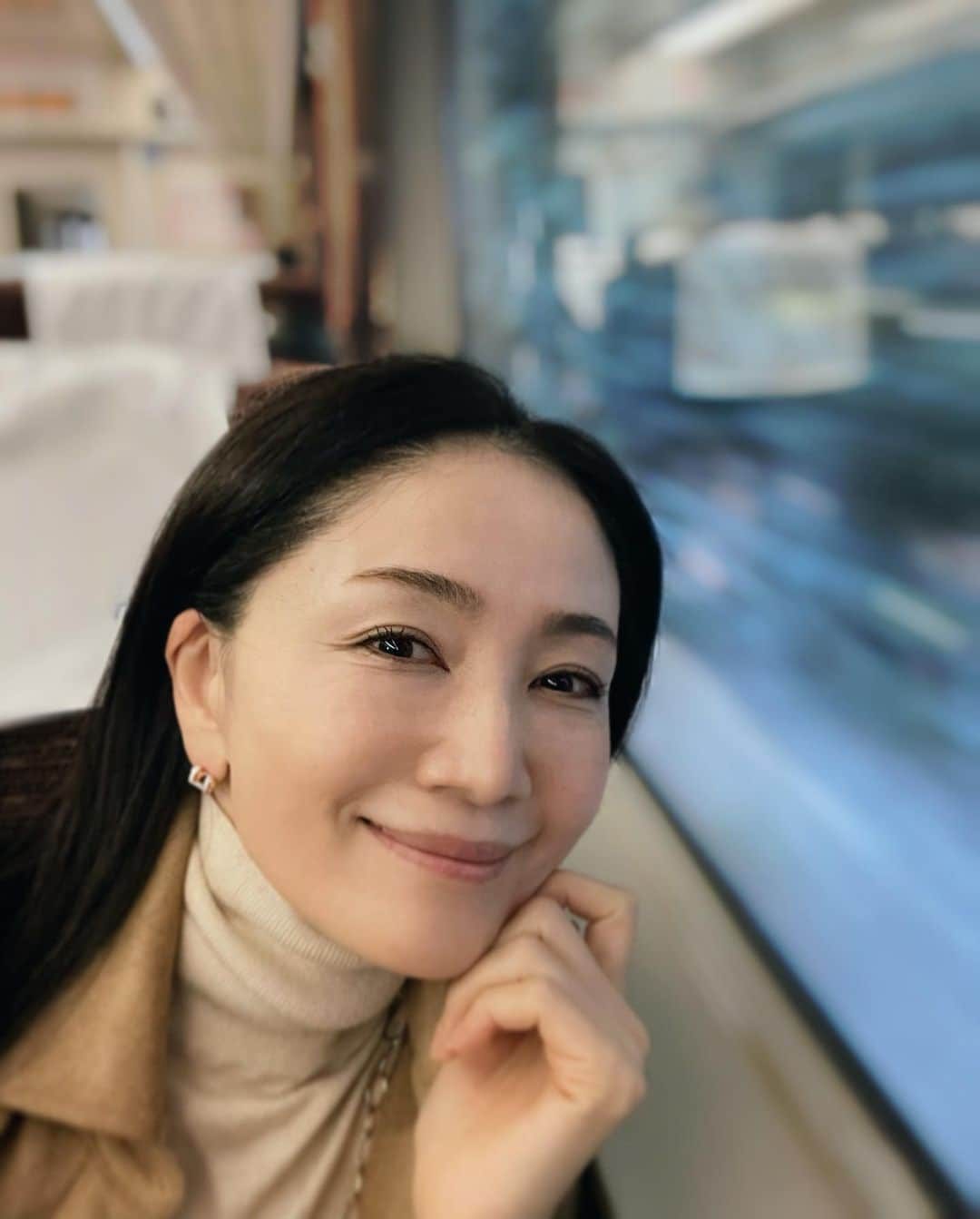 坂村かおるさんのインスタグラム写真 - (坂村かおるInstagram)「・ 特急りょうもう号車窓にて‥ ・ 日没が早くなったので暗くなるのが早い💦 ・ 煌びやかな都内を後にして、地元に帰るとホッとする☺️ ・ 今日もお疲れ様でした😄 ・ ・  いつも「いいね♡」を頂きありがとうございます。 皆様のお言葉に励まされています☺️☺️  #美ST #美魔女 #team美魔女 #クィーンオブ美魔女 #国民的美魔女コンテスト #坂村かおる #トータルビューティーアドバイザー #美しく老いる #美容好きと繋がりたい #コスメ好きと繋がりたい #ファッション好きと繋がりたい #今日のコーデ #お洋服好きと繋がりたい #美魔女が変わる #美意識高い人と繋がりたい #トータルバランス #特急りょうもう号 #車窓 #帰宅」11月13日 17時01分 - kaoru.sakamura