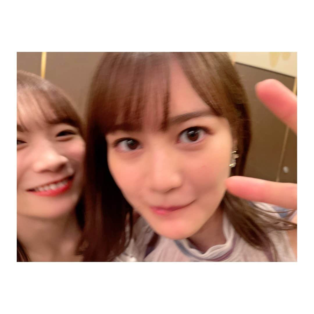 秋元真夏さんのインスタグラム写真 - (秋元真夏Instagram)「.  ベストヒット歌謡祭  1日ずっと一緒にいたね。笑  #ベストヒット歌謡祭 #最後のtighthug」11月13日 17時22分 - manatsu.akimoto_official