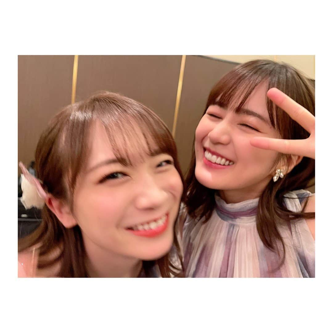 秋元真夏さんのインスタグラム写真 - (秋元真夏Instagram)「.  ベストヒット歌謡祭  1日ずっと一緒にいたね。笑  #ベストヒット歌謡祭 #最後のtighthug」11月13日 17時22分 - manatsu.akimoto_official