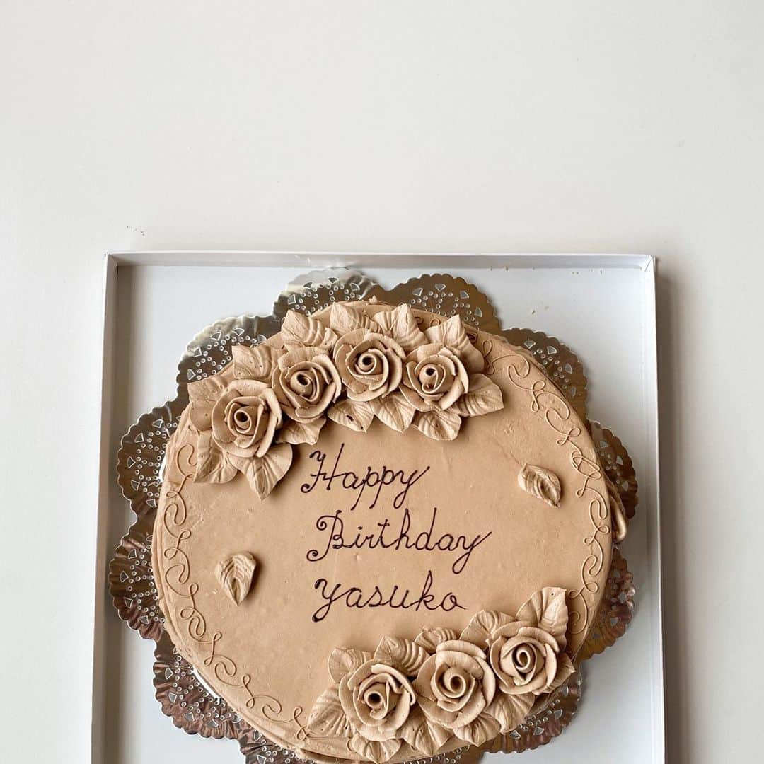 伊藤まさこのインスタグラム：「母の誕生日は恒例のウエストのケーキで🥂#masakooyatsumemo」