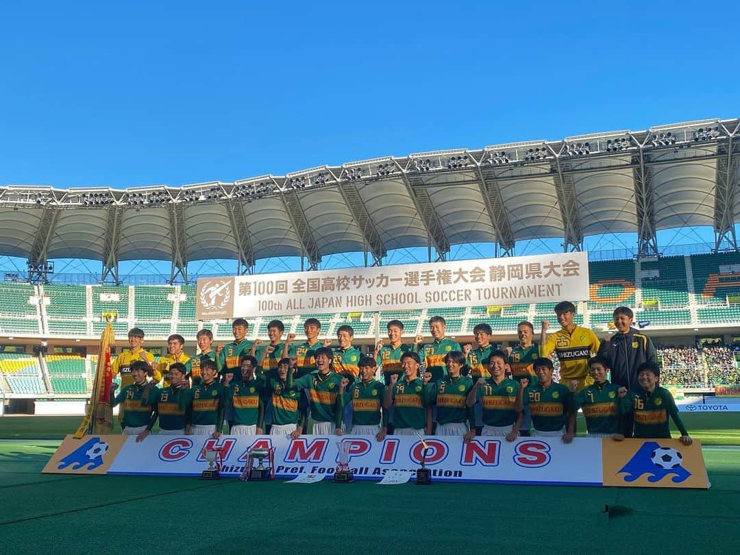 臼井佑奈さんのインスタグラム写真 - (臼井佑奈Instagram)「100回大会の王者は静岡学園！  県選手権を制しました！強かったなぁ〜 2枚目の写真は静学を支えるJ1徳島ヴォルティス内定の玄理吾選手と、J2ジュビロ磐田内定の古川陽介選手。 古川選手のゴールも生まれ、応援席も盛り上がりました！！  藤枝東も堂々の準優勝。 6年ぶりに進んだ決勝戦で懸命に戦いました。全校応援だったスタンドも気合が入っていて迫力がありました。  ひとまず、 静岡学園に関わる全ての皆さん、おめでとうございます！！！ 明日のDスポには選手が生出演！お楽しみに〜🔥😆  #静岡学園 #高校サッカー選手権 #ジュビロ磐田 #徳島ヴォルティス #清水エスパルス 内定の #川谷凪 選手も今日出場！出たくてウズウズしてましたね」11月13日 17時25分 - yuna_usui