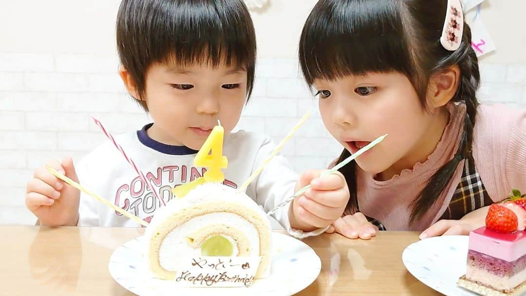 加藤柚凪さんのインスタグラム写真 - (加藤柚凪Instagram)「やっぴー4歳のお誕生日おめでと〜‼️🥳🎉 黄色い4のローソクか、細いのを4本か、やっぴーが決めて立ててねってしたら、やっぴーぜんぶ立てちゃった🤣🎂✨ やっぴーにプレゼントかんがえてたんだけど間に合わなかったから、準備できたらあげよ〜っと🤭💓  #4歳の #誕生日 #おめでとう🎂 #5枚目と6枚目は #ゆずのケーキを狙うやっぴーと #ダメって言われて笑うやっぴー🤣 #くわしい様子は #youtube #ゆずやぴ もあります🌟 #加藤柚凪 #加藤矢紘   @yuzuna_kato」11月13日 17時26分 - yuzuna_nagase