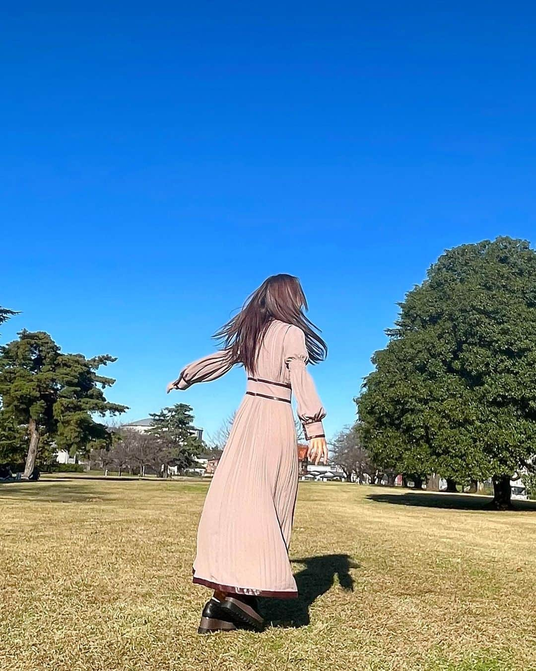 伊藤愛真さんのインスタグラム写真 - (伊藤愛真Instagram)「今日天気よかったね〜❤︎ えまはママんと愛犬と公園ではしゃいできたよ😗 . 午前中は鮨屋修行の動画編集してたら お寿司食べたくなってスシローいってきた✊🏻 . ワンピは最近お出かけでめちゃ着てるriendaのだよ 何色っていうんだろ、この色すき🙃❤️ .  #ワンピース#ワンピースコーデ#冬コーデ#秋コーデ#ブラウンコーデ #rienda#riendaアンバサダー#pr#ootd#ootdfashion#오오티디」11月13日 17時29分 - __emagram