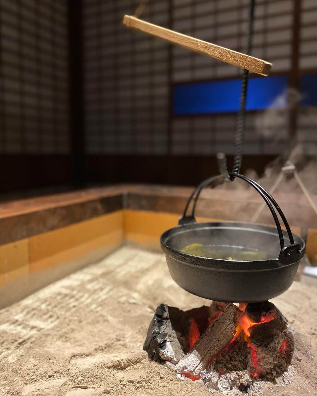 小瀬田麻由のインスタグラム：「先日無事に27歳を迎えることが出来ました。 メッセージ等お祝いをして下さった皆様ありがとうございます。 今年はお家の囲炉裏で家族、親戚のみんなでお鍋を囲いながら一家団欒の時を楽しみました。日々幸せをきちんと感じながらも現状に甘え過ぎない様に、程よく気を引き締め、精進してまいりたいと思います。 大変な世の中ですが、皆様もどうかお元気にお過ごし下さい。」