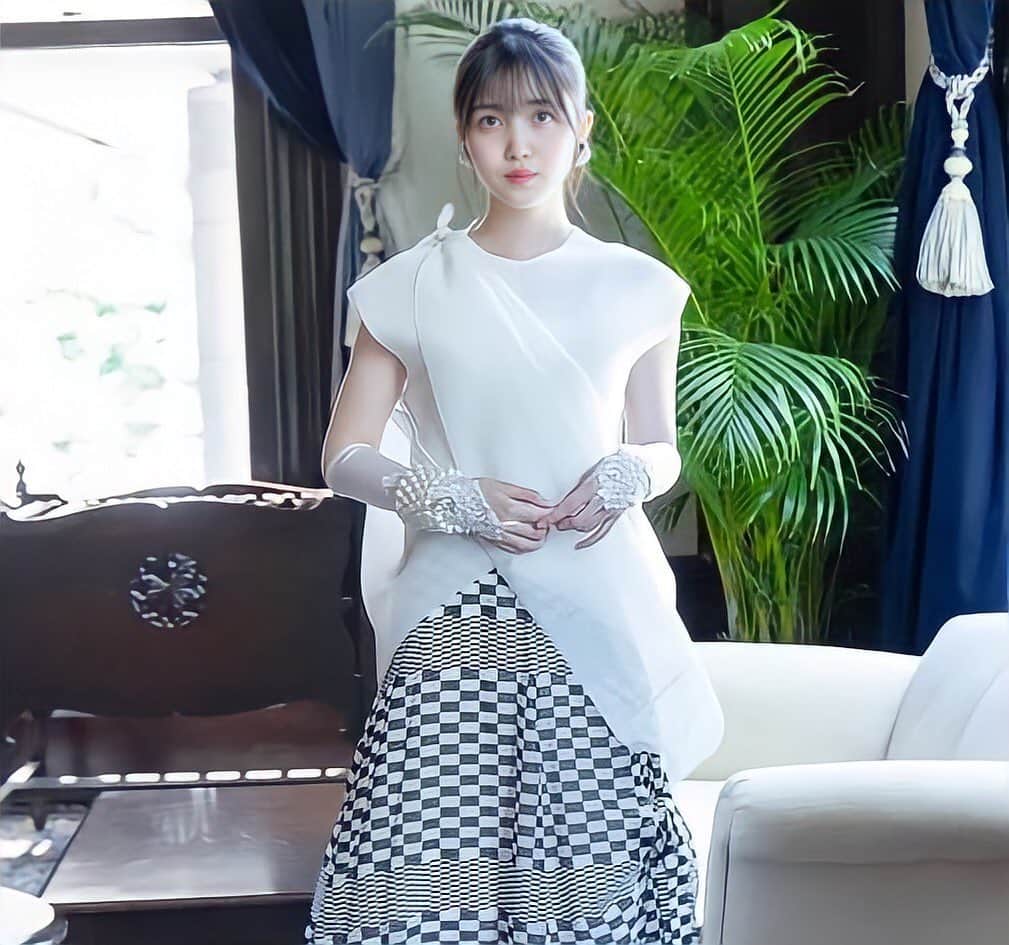 久保史緒里ファンアカウントのインスタグラム：「真っ白 #乃木坂46 #久保史緒里 #久保ちゃん #毎日久保史緒里 #久保ちゃん白すぎ可愛すぎ  #久保史緒里さんしか #毎日がkuboshioriday」