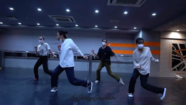のインスタグラム：「Friday night class🍃💐Does anyone like this choreo?? ビデオ撮ると間違える😂  👚　@aktr_official @aktr_sports_supply   #aktr#endancestudio#dancer#dance#japan#japanesegirl#高速ステップ#housedance#faststep」