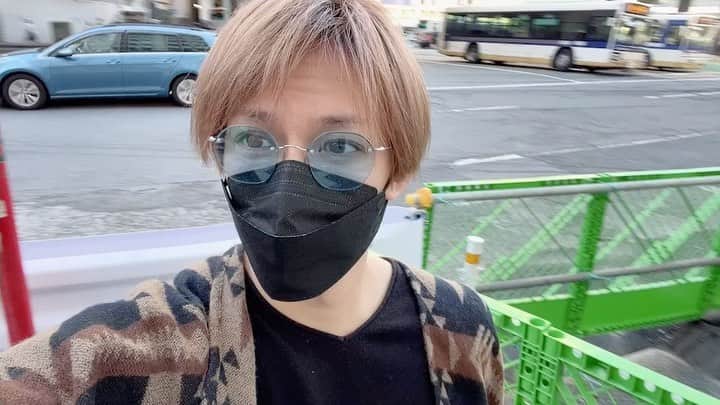 江田剛のインスタグラム：「お買い物🎁  何が良いかな〜？🤔  何が良いと思う？🤔  #買い物 #喜ぶ物 #喜びそうな物」